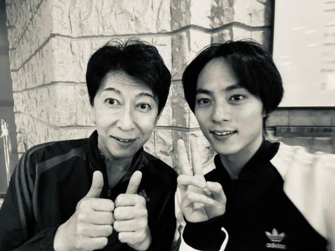 永田崇人のインスタグラム：「本日も #ケムリ研究室『#眠くなっちゃった 』ご来場下さいました皆様、ありがとうございました😊  写真は英介さんと、本当にいつもすごく助けていただいております。 恐縮ですが、まさか、こんなに仲良くなっていただけるとは思いませんでした。 本当に大好きな大先輩であり、俳優さんです。」