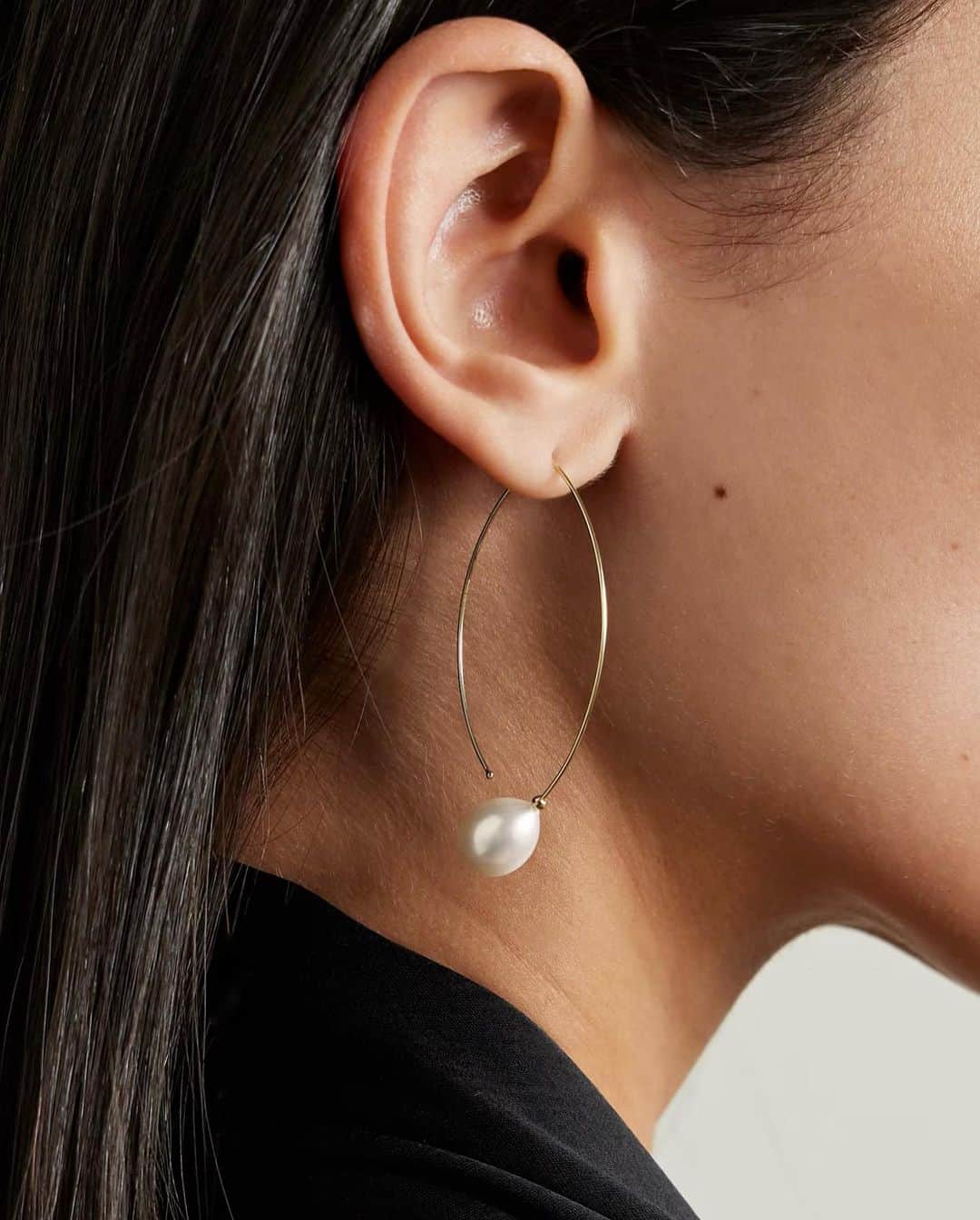 M I Z U K Iさんのインスタグラム写真 - (M I Z U K IInstagram)「Sensual Silhouette   M I Z U K I signature, new Marquis shaped gold earrings, most flattering shape that compliment the neckline. Now with drop pearls! Aailable on @netaporter 🤍  Wear it alone or style with other Marquis earrings and earcuff!  #netaporter #new #mizuki #mizukijewels #mizuiijewelry #seaofbeauty #modern #classic  #signature #pearl」10月9日 22時05分 - mizukijewels