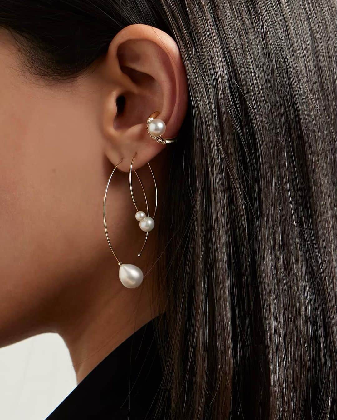 M I Z U K Iさんのインスタグラム写真 - (M I Z U K IInstagram)「Sensual Silhouette   M I Z U K I signature, new Marquis shaped gold earrings, most flattering shape that compliment the neckline. Now with drop pearls! Aailable on @netaporter 🤍  Wear it alone or style with other Marquis earrings and earcuff!  #netaporter #new #mizuki #mizukijewels #mizuiijewelry #seaofbeauty #modern #classic  #signature #pearl」10月9日 22時05分 - mizukijewels