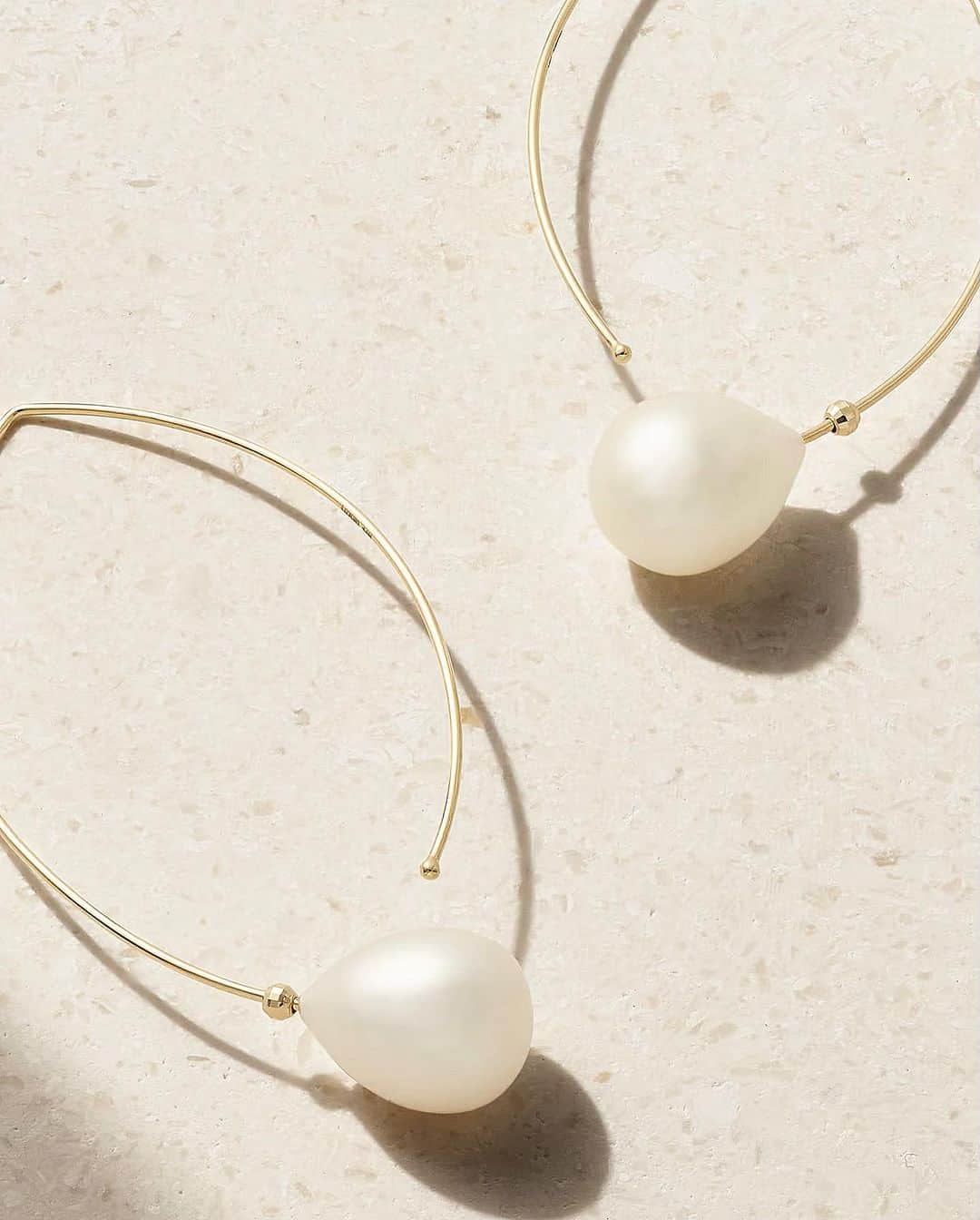 のインスタグラム：「Sensual Silhouette   M I Z U K I signature, new Marquis shaped gold earrings, most flattering shape that compliment the neckline. Now with drop pearls! Aailable on @netaporter 🤍  Wear it alone or style with other Marquis earrings and earcuff!  #netaporter #new #mizuki #mizukijewels #mizuiijewelry #seaofbeauty #modern #classic  #signature #pearl」