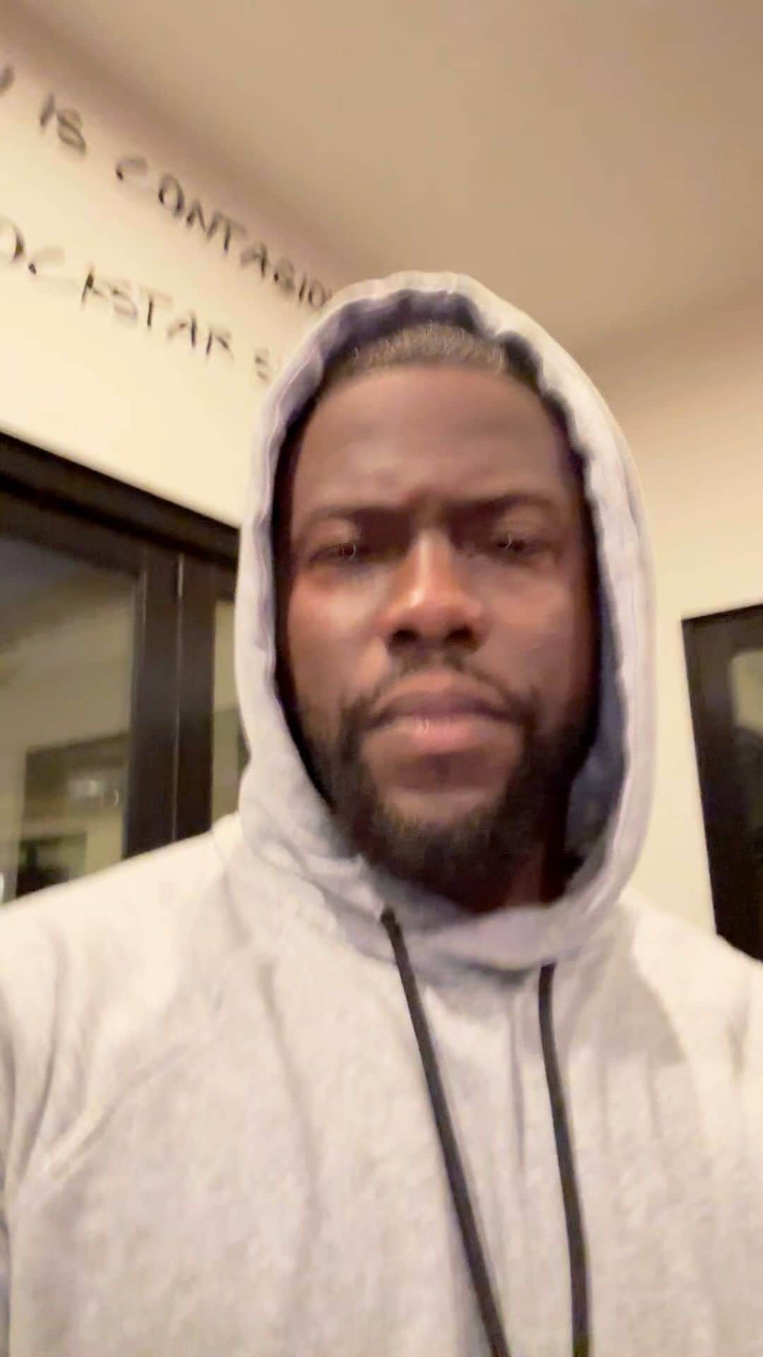 ケビン・ハートのインスタグラム：「Back on my shit!!!!! This injury has been whooping my ass….but I’m ready to get back to myself of old!!!!! Operation GET BACK IS IN SESSION!!!!! @getvitahustle …. Get yours today from ur local @walmart or our website!!!!!」