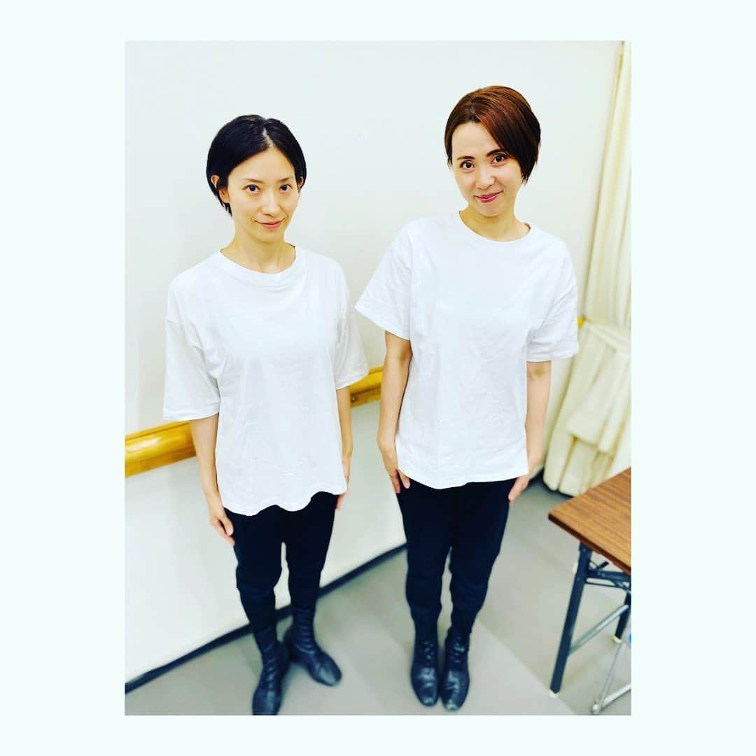 緒月遠麻のインスタグラム：「☺︎  同期2人のんびりやってます。  #のんびりすな」