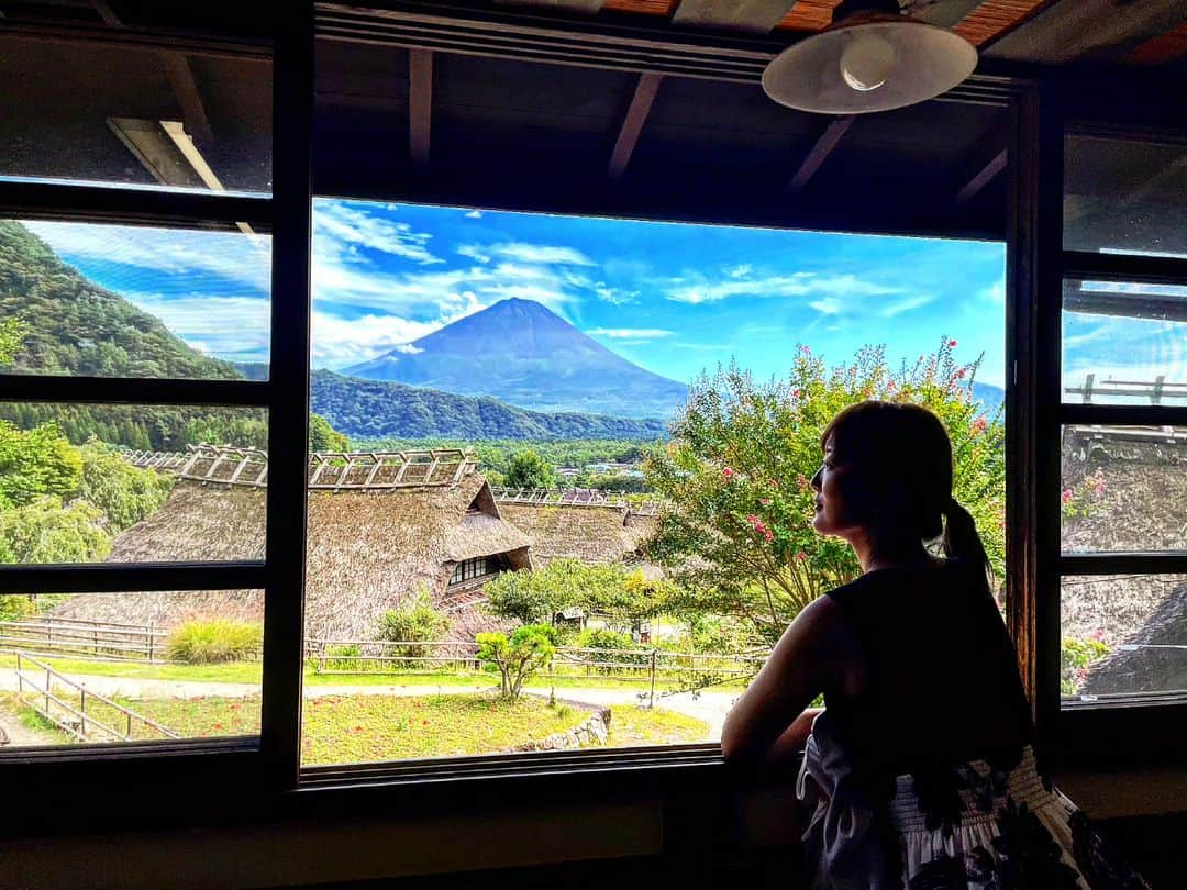 松浦まりなのインスタグラム：「美しき庭園🍁🙋  これ絶対紅葉とか冬景色、雪⛄とか綺麗やろな😁  #富士山　#富士河口湖　#山梨県　#庭園　#庭園巡り #日本#日本の風景 #昔ながらの #Automatic」