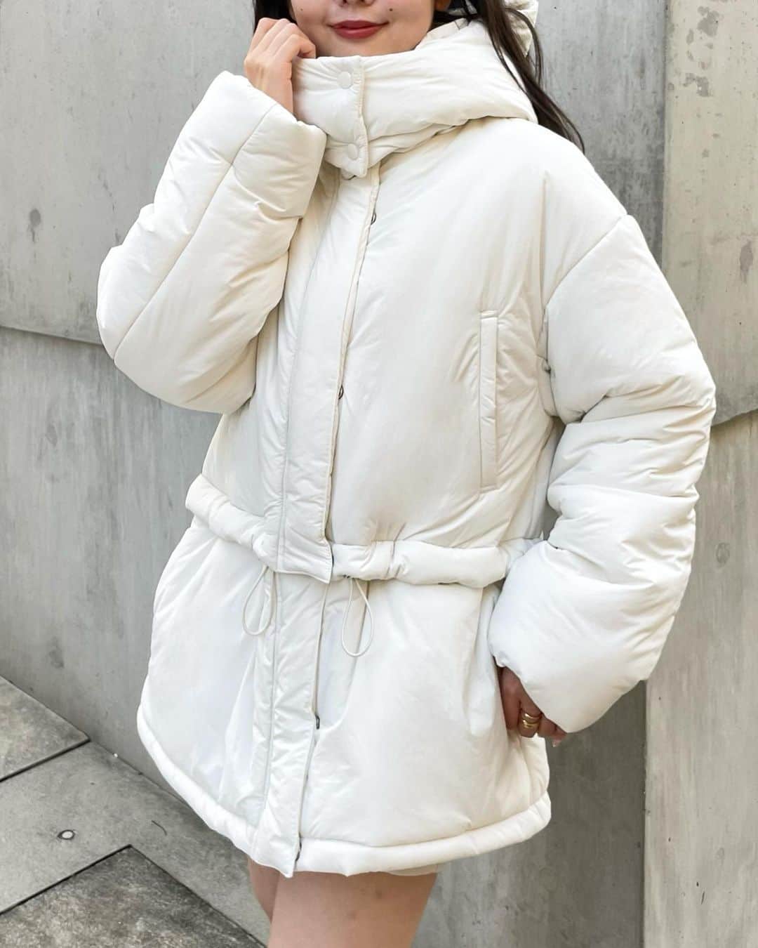 WHO’S WHO Chicoのインスタグラム：「. 【PRE ORDER】 2way中綿ジャケット price : ¥17,930(tax in) color : アイボリー、グレーベージュ、ブラック size : 0.1  . 〜Chico 23AW OUTER PRE ORDER〜 ⚫️ONLINE STORE 10/6(金) 18:00〜　 PALCLOSET,ZOZOTOWNにてご予約受付中！  PALCLOSETでは 10/6(金) 18:00〜 10/9 (月)23:59の期間中 アウターご予約10%OFFキャンペーンを開催中です✨ (ONLINE STOREの予約ではノベルティーは付きませんのでご了承下さい。) .  ⚫️店舗 各店舗にて冬アウターのご予約を10/6(金)より受付中！ 店舗にてアウターをご予約のお客様に、 オリジナルショルダーバックをプレゼント🎁  下記期間、アウターサンプルもご準備しておりますので、 店頭にてご試着してご予約していただけます。  ■10/6(金)〜10/9(月) 渋谷109店、池袋ルミネ店、福岡ソラリアプラザ店  ■10/13(金)〜10/15(日) 新宿ルミネエスト店、HEPFIVE店、札幌ステラプレイス店  ■10/20(金)〜10/22(日) 立川ルミネ店、町田ルミネ店、名古屋パルコ店　  ・上記店舗は、サンプルをご用意している各期間中にご来店をお勧めしております。 ・上記に記載のない店舗は、10/6(金)〜10/26(木)の期間店舗でご予約承ります。  ※受け取り店舗は全店舗からお選びいただけます。 ※サンプルの用意がない店舗でもご予約可能です。 ※ノベルティーは2色からお選びいただけますが、無くなり次第終了となります。  . #Chico #チコ #SalonbyChico  #2023AW #23AW #アウター #コート」