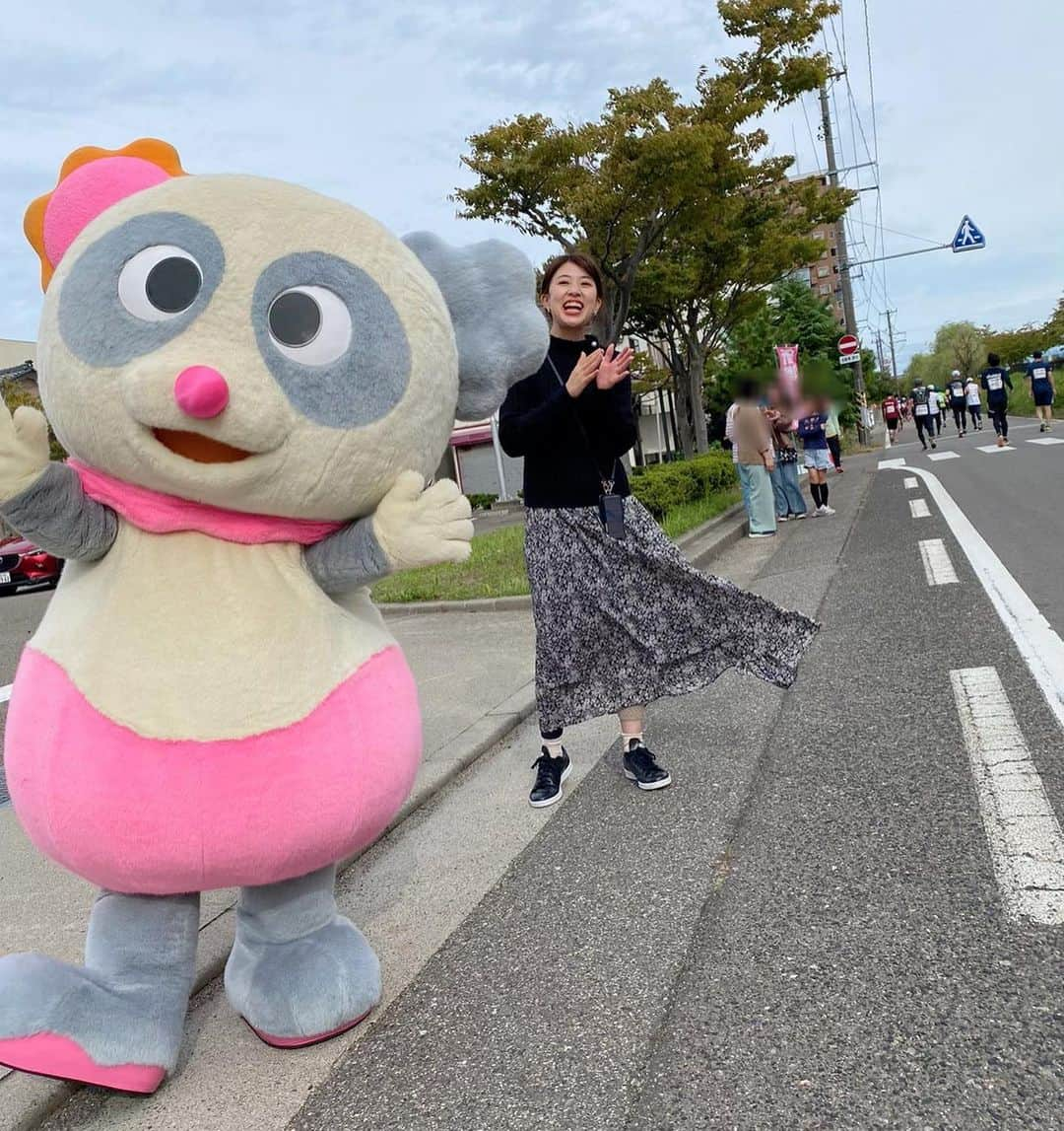 三石佳那さんのインスタグラム写真 - (三石佳那Instagram)「応援が最高に楽しい秋。  もはや恒例かつ 趣味になりつつある 新潟シティマラソンの応援。  一生懸命ゴールに 向かって走る人から 沢山のパワーを貰いました。  ただ、紫外線と花粉対策を怠ったため 肌はボロボロになりました。  久しぶりに走りたい 気持ちも湧いてきました。  来年は、応援するにしても ランナーとして参加するにしても 紫外線・花粉対策を 万全にして臨みます🫶  #新潟シティマラソン #マラソン #応援 #新潟 #niigata #ハレッタ #三石佳那 #アナウンサー」10月9日 22時11分 - mitsuishi_kana_bsn