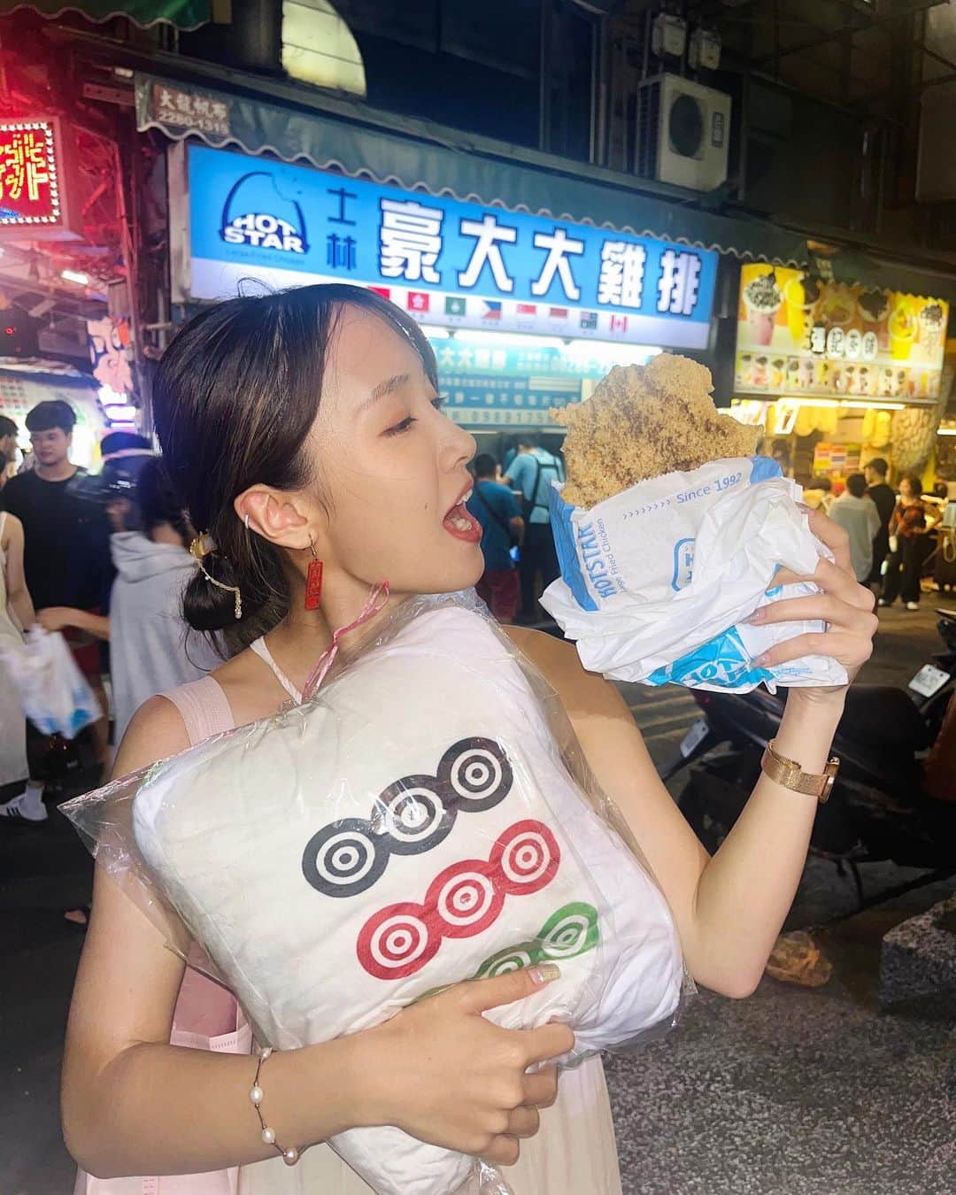 海老沢恵莉香さんのインスタグラム写真 - (海老沢恵莉香Instagram)「大鶏排と麻雀クッション🀄️ Taiwan fried chicken & mahjong pillow🐓  #shilinnightmarket #taiwan #台湾 #士林夜市」10月9日 22時11分 - erika_ebisawa