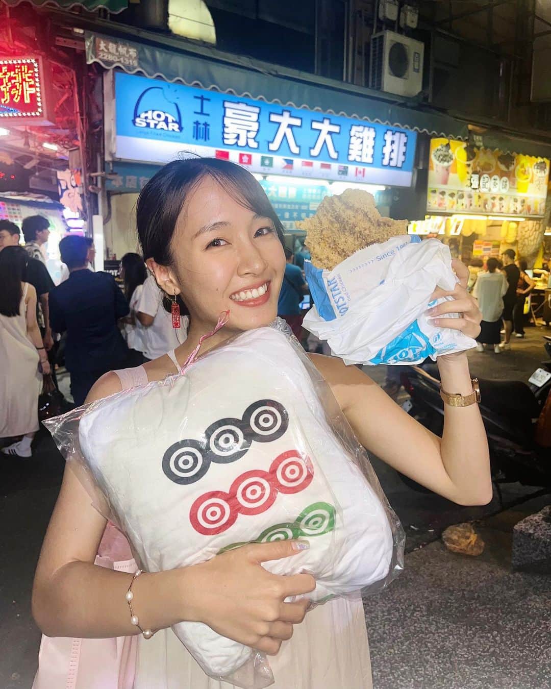 海老沢恵莉香のインスタグラム：「大鶏排と麻雀クッション🀄️ Taiwan fried chicken & mahjong pillow🐓  #shilinnightmarket #taiwan #台湾 #士林夜市」
