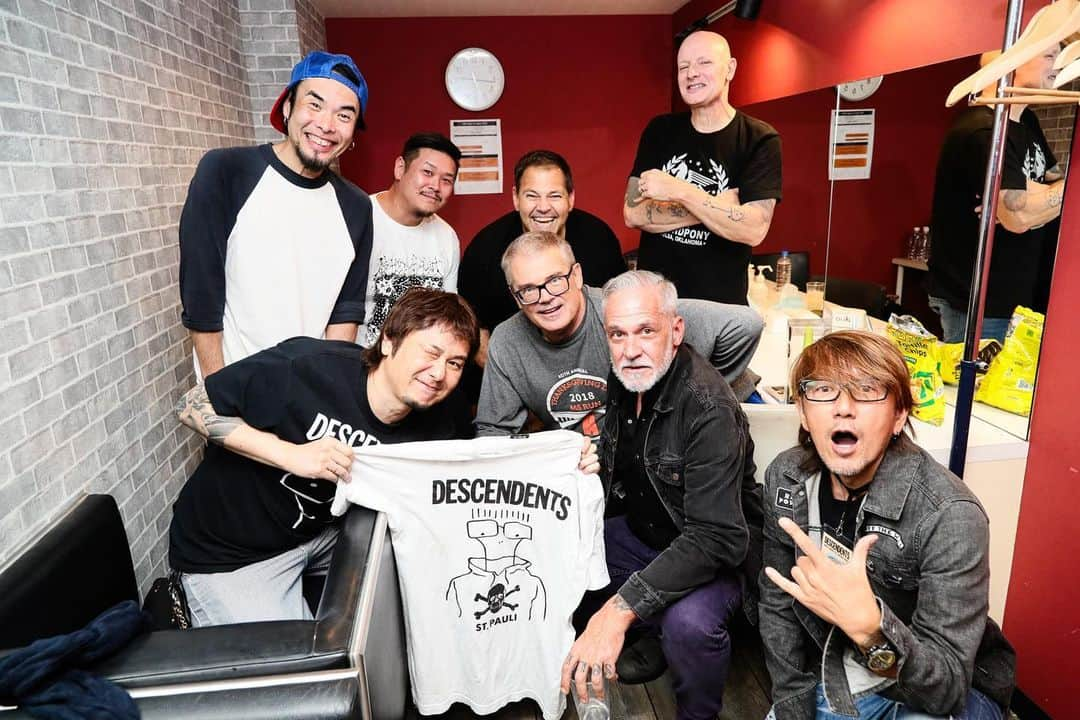 横山健のインスタグラム：「2023.10.8 “Milo Goes To Japan 2023” @ Shibuya duo MUSIC EXCHANGE, Tokyo, Japan  What an amazing night!!!   We all love you guys! Japan loves Descendents!!   Photo by Nariaki Ueda  #descendents #kenyokoyama #横山健 #pizzaofdeath」