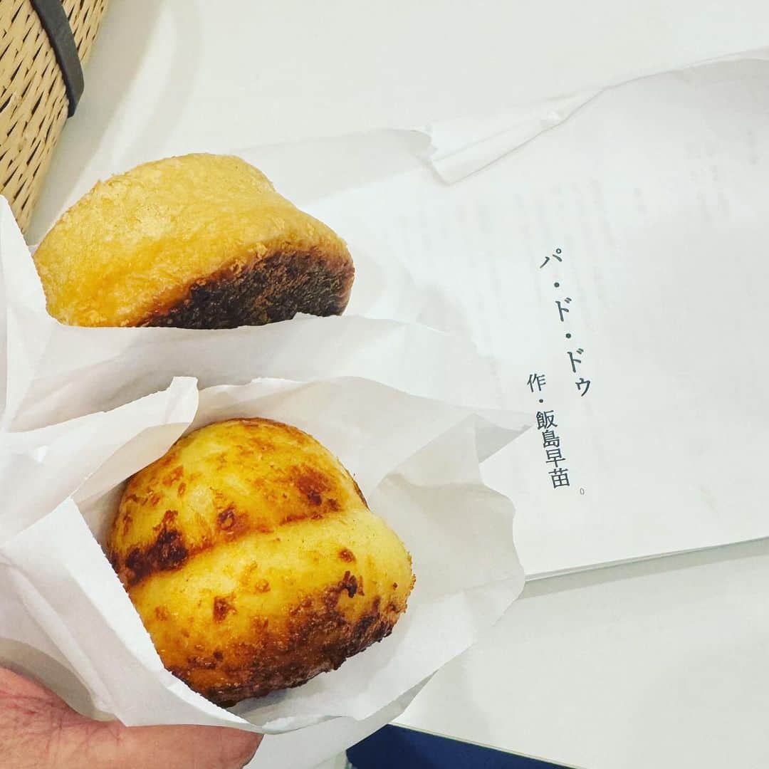 関智一のインスタグラム：「パ・ド・ドゥのお稽古 花澤さんからの差し入れ パン！！ 上がカレーパン 下がポテトのパン 美味しゅう御座いました！」