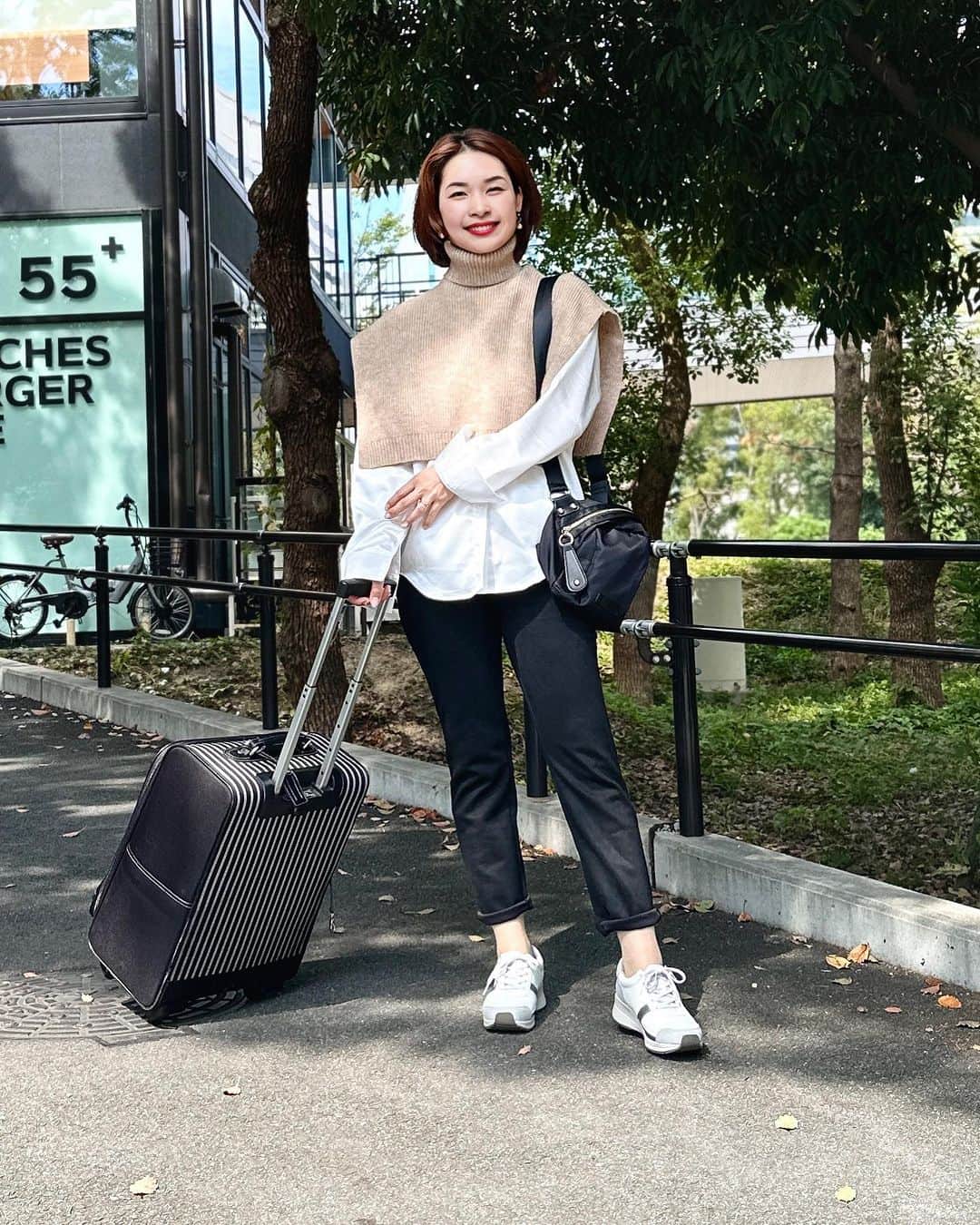 のインスタグラム：「#PR 連休終わるの 早い🥺💦 おでかけには、 @akaishi.official の ウォーキングスニーカーを 履いたよ🍂  1枚目 ▷遠くまで ガンガン歩いて出かけた日  2枚目 ▷ユニバで ガンガン歩いた日  1枚目のスニーカーと2枚目のスニーカーは、 あまりの履きやすさに、 デザイン違いを リピートしたよ👍  外反母趾でも 安心の ウォーキングシューズで、  その 履き心地は、 アラフォーの 少しサイズが大きくなってきちゃった   わたしの足にも、 とても良くフィットするの！！  かかと抜けや、靴づれを気にせず歩けるし、  ファスナー付きで  脱ぎ履きもしやすいよー！  なかなか、こんないいスニーカーないので 心から おすすめ✨  ☑︎ ブランド紹介  　AKAISHIは、外反母趾など 様々な足の悩みを持つ方が、  歩くことで足の健康を  とりもどす靴を研究開発している ブランドです。  　数千人の足裏の形から導き出された AKAISHIオリジナルのインソールは履いた瞬間、 　足裏に吸いつくようにフィットします。  　→公式通販サイト：「AKAISHI　靴」で検索  @akaishi.official   #AKAISHI #AKAISHI公式通販 #アカイシ #ArchFitter #アーチフィッター #新商品 #外反母趾 #足底筋膜炎 #足が痛い #スニーカー #ウォーキングシューズ #レースアップシューズ #シューズ」