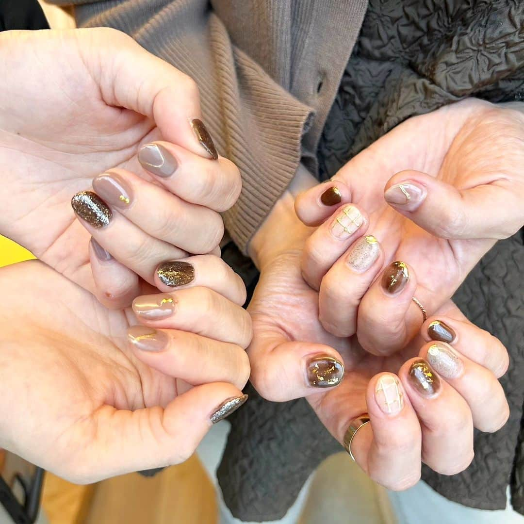 ERINA UENOさんのインスタグラム写真 - (ERINA UENOInstagram)「2023.10.09  消えた🥲再投稿⁡ ⁡New nail ▶⁡ Autumn colorで🤎⁡ ⁡⁡@n8e8w ちゃんの出張ネイル✨ ⁡⁡ @sumi_retti と⁡ほぼオソロの⁡デザイン&カラー💞 私はホワイト&チェック柄が特にお気に入り🤍⁡ ⁡ ⁡子ども6人で賑やかだったけど⁡ 親友 @arichii__ が来てくれて⁡ ⁡ありがたすぎた、、🥲💓⁡ ⁡⁡ 秋冬ファッションもおでかけも楽しも🩷⁡ ⁡みんな幸せな時間をありがとう♡⁡ ⁡⁡ ⁡*⁡ ⁡*⁡ ⁡⁡ ⁡⁡⁡#Fukuoka #Fukuokamama #福岡ママ #福岡ネイル⁡ ⁡#ネイル #ネイルデザイン #ジェルネイル  #秋冬⁡ ⁡ #秋冬ネイル  #秋冬ファッション  #autumnnail」10月9日 22時17分 - erina_flowdia