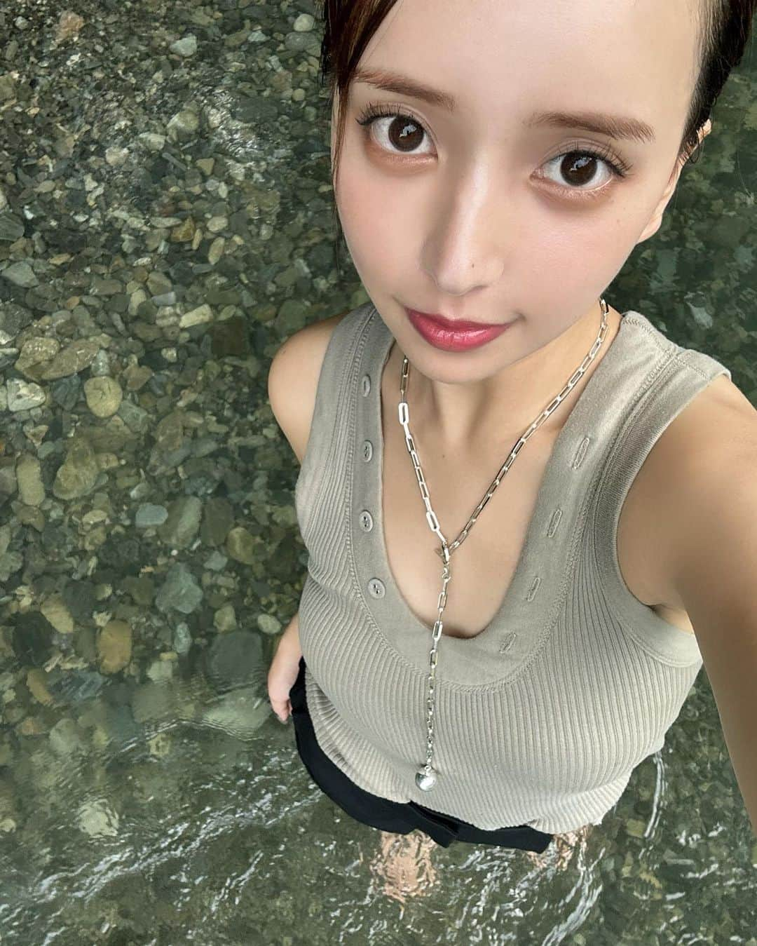 平尾優美花（ゆみちぃ）のインスタグラム：「季節感のない投稿ですみません🌳 写真を溜めずに投稿していくことを今季はがんばります  ここ、すっごい良かった〜 とにかく癒された自然パワースポット🍉🐈  タンクトップとネックレスお気に入りなの⚪️ @todayful_   この夏でお蕎麦にハマりました🥢 #あきる野市#あきる野#todayful」