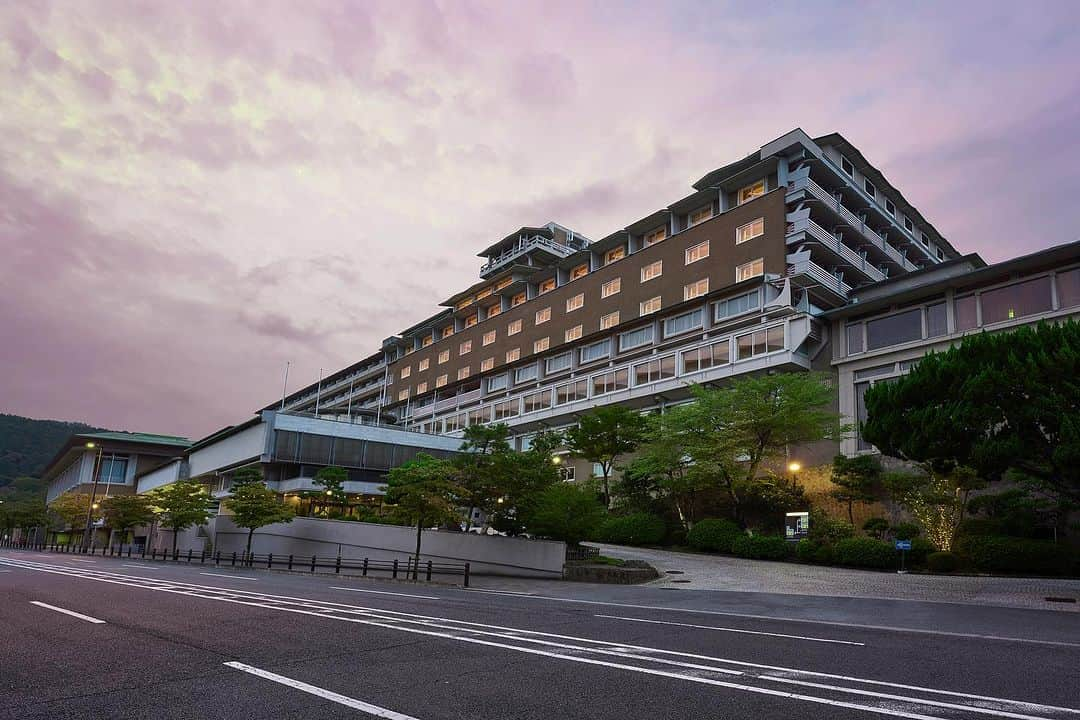 THE WESTIN KYOTO ウェスティン都ホテル京都さんのインスタグラム写真 - (THE WESTIN KYOTO ウェスティン都ホテル京都Instagram)「朝焼けの中、静かに佇むウェスティン都ホテル京都。 朝晩はずいぶんと冷えて寒さを感じるようになりました。 みなさま体調にはお気をつけてお過ごしください。  #westinmiyakokyoto  #ウェスティン都ホテル京都 #京都観光　#京都旅行　#京都ホテル #そうだ京都行こう  #kyoto #travelkyoto」10月9日 22時20分 - westinmiyakokyoto