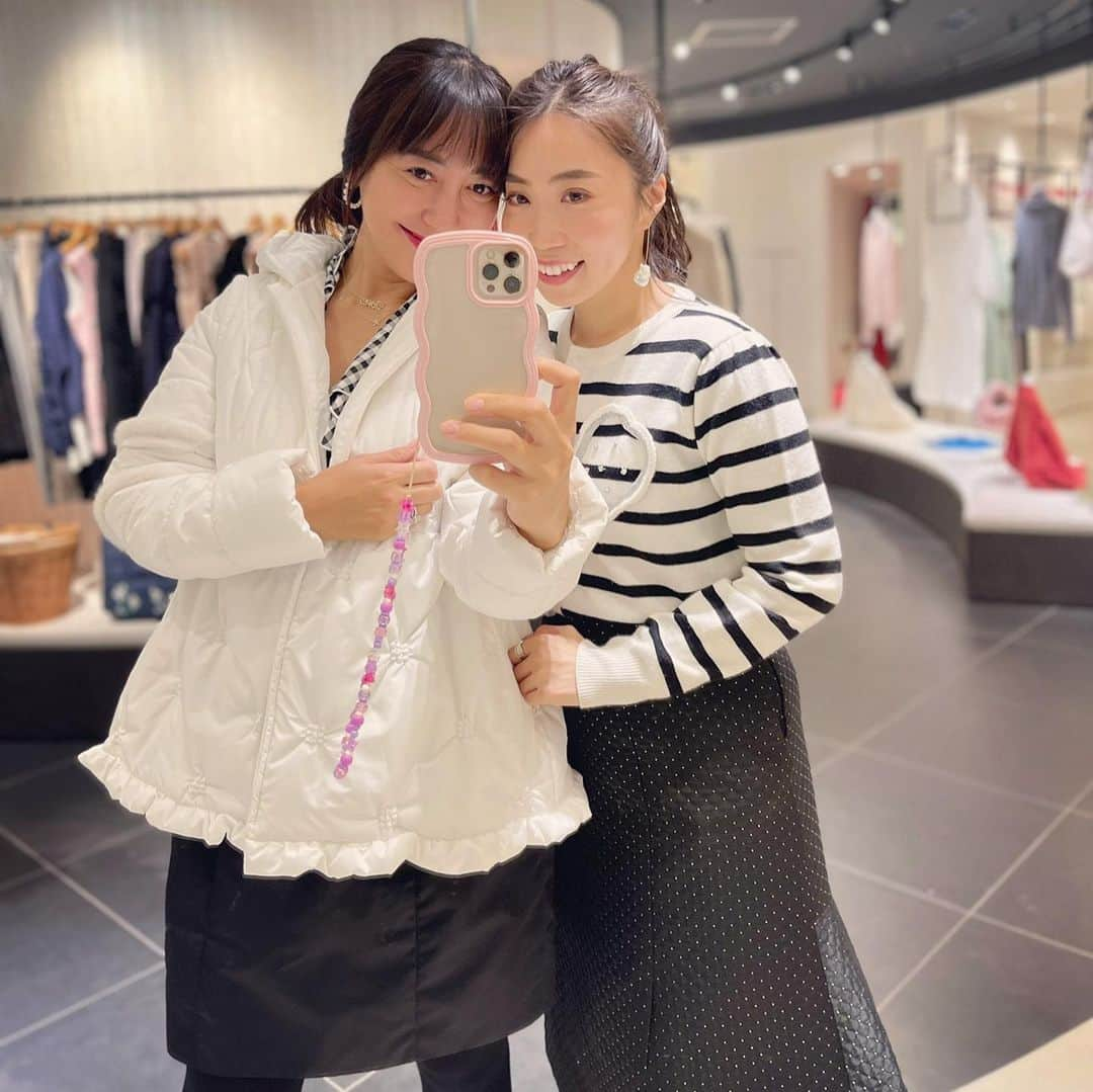 小川ひとみさんのインスタグラム写真 - (小川ひとみInstagram)「昨日から名古屋へ 今回はまりなを驚かせたくて🤭 息子と計画したSurprise🫶 息子は指折りこの日を待っていて 当日の朝起きた瞬間からワクワク そして計画は大成功🥰 まりなとっても喜んでくれました💓 栄の三越3階でChestyのPopupが 明日まで開催しています✨  今日は息子の大好きな東山動物園へ😘 連日親友Familyとも過ごすことが出来て とても充実した週末になりました✨ 娘たちはゴリラのジャバーニに夢中でした🦍 息子はバッファロー🦬を見るのを 楽しみにしていたので大満足でした💓 #名古屋 #shorttrip #family #weekend」10月9日 22時22分 - hitomy220