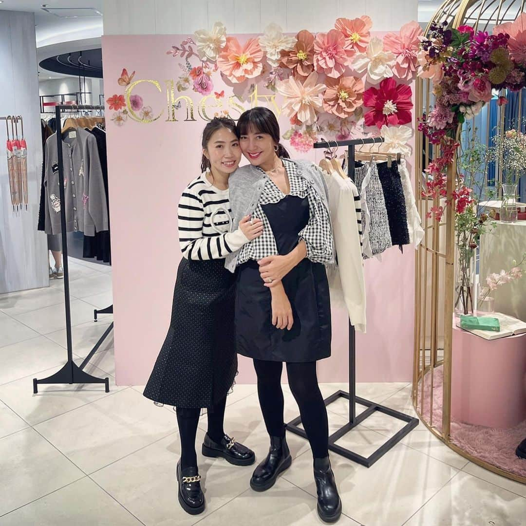 小川ひとみさんのインスタグラム写真 - (小川ひとみInstagram)「昨日から名古屋へ 今回はまりなを驚かせたくて🤭 息子と計画したSurprise🫶 息子は指折りこの日を待っていて 当日の朝起きた瞬間からワクワク そして計画は大成功🥰 まりなとっても喜んでくれました💓 栄の三越3階でChestyのPopupが 明日まで開催しています✨  今日は息子の大好きな東山動物園へ😘 連日親友Familyとも過ごすことが出来て とても充実した週末になりました✨ 娘たちはゴリラのジャバーニに夢中でした🦍 息子はバッファロー🦬を見るのを 楽しみにしていたので大満足でした💓 #名古屋 #shorttrip #family #weekend」10月9日 22時22分 - hitomy220