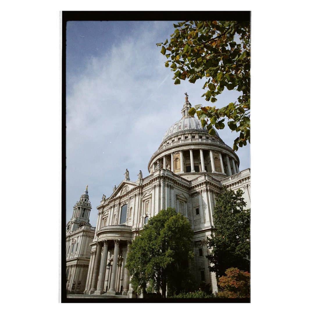 岩崎拓馬のインスタグラム：「🇬🇧🇬🇧🇬🇧🇬🇧 . . セントポール大聖堂  みんな芝生の上でランチしてる🍙 . . #london #happytime」
