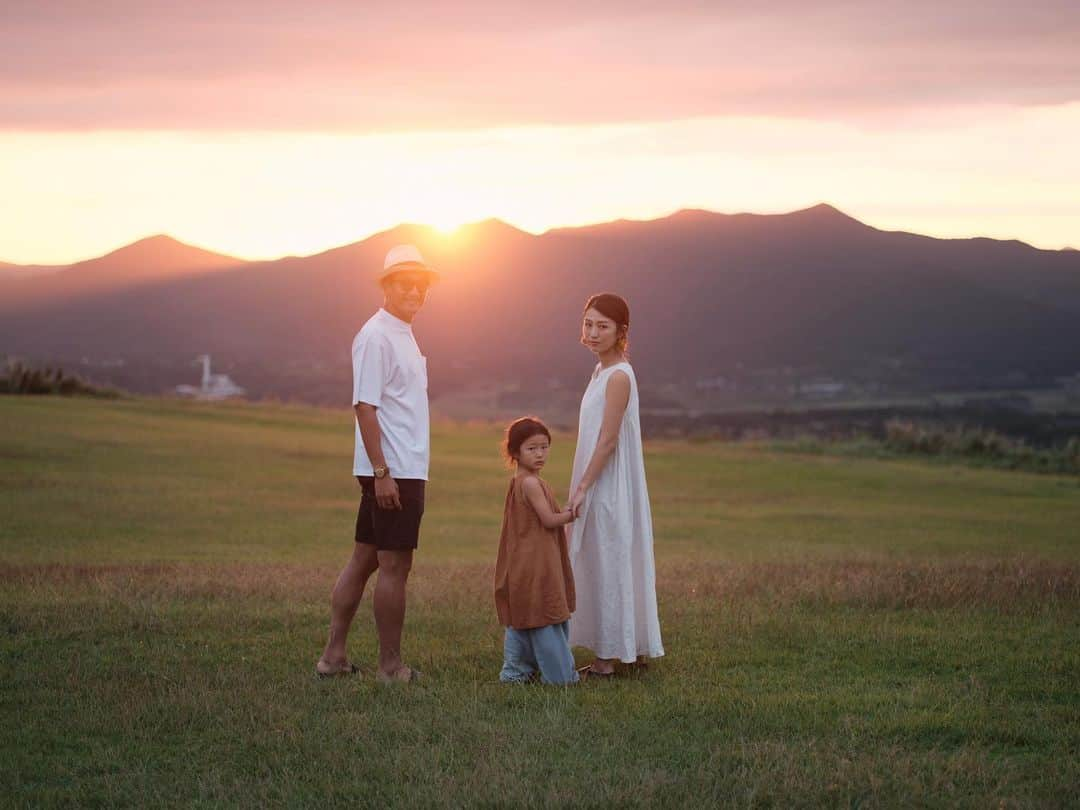 都倉賢さんのインスタグラム写真 - (都倉賢Instagram)「長崎に移籍してきてから3年が経ち、「いつかいける」と思って先送りにしていた五島に、ようやく訪れることができました。  五島の大自然のエネルギー、人々の温かさ、そして美味しい料理。こんな素晴らしい体験を3年間も後回しにしていた自分を本気で叱りたいと感じました。  「いつかいける」という言葉に隠れていたのは、実は未来への明確な予定ではなく、行動を先延ばしにし、決断を避けてきただけだと気づきました。 でも、人生を生きる中で、今日が一番若い日なので、行動を起こす上で遅いと言うことは、実は存在しないのではないかと思い、決断の遅さを正当化してやり過ごしています。笑  今回の経験を経て「いつかいける」ではなく「じゃあ、いつにする？」という考え方を持つことを決意しました！ 五島の旅は、自分の行動や決断が未来を形作ることの大切さを教えてくれました。  ウィッシュリストを作るだけでなく、明確な期限を設定し、具体的な計画を立てることの重要性を改めて痛感し、「いつか」という抽象的な言葉ではなく、「いつ」という具体的な時を設定することの大切さを実感しました。  五島から帰ってきても、その感覚は薄れるどころか、日に日に増してきました。 未来は待ってくれませんが、僕達自身の手で形作ることができます。  これらの経験を踏まえて、今、この瞬間から、未来に向けての一歩を踏み出し、そして、五島のような貴重な経験をこれからも増やしていきたいと心から思いました！  鬼岳で見た沈む夕日は一生忘れないだろうな。  五島を最高の思い出に変えてくれた、マイメンに感謝感謝🙏🏻  Photo by @ora_haruki   #五島列島 #五島 #ばらかもん」10月9日 22時24分 - tokuraken