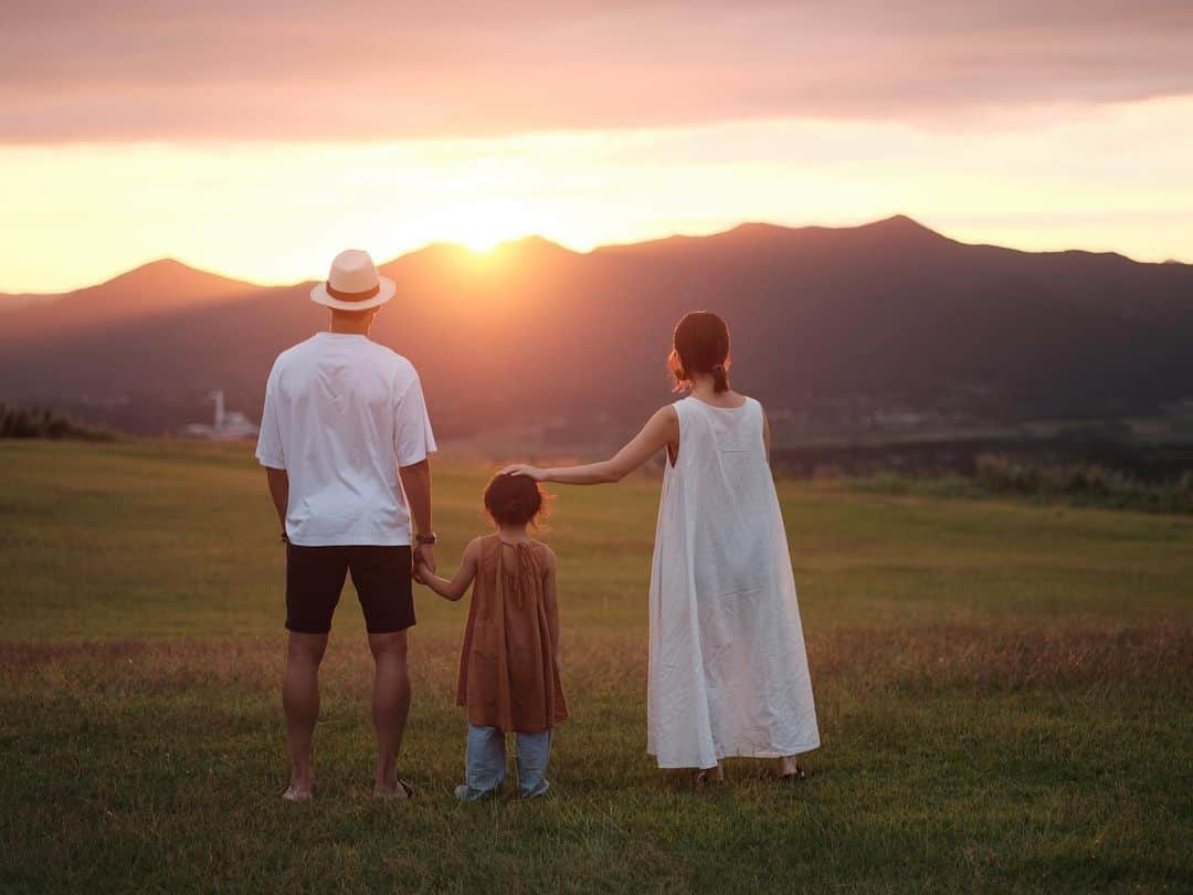 都倉賢さんのインスタグラム写真 - (都倉賢Instagram)「長崎に移籍してきてから3年が経ち、「いつかいける」と思って先送りにしていた五島に、ようやく訪れることができました。  五島の大自然のエネルギー、人々の温かさ、そして美味しい料理。こんな素晴らしい体験を3年間も後回しにしていた自分を本気で叱りたいと感じました。  「いつかいける」という言葉に隠れていたのは、実は未来への明確な予定ではなく、行動を先延ばしにし、決断を避けてきただけだと気づきました。 でも、人生を生きる中で、今日が一番若い日なので、行動を起こす上で遅いと言うことは、実は存在しないのではないかと思い、決断の遅さを正当化してやり過ごしています。笑  今回の経験を経て「いつかいける」ではなく「じゃあ、いつにする？」という考え方を持つことを決意しました！ 五島の旅は、自分の行動や決断が未来を形作ることの大切さを教えてくれました。  ウィッシュリストを作るだけでなく、明確な期限を設定し、具体的な計画を立てることの重要性を改めて痛感し、「いつか」という抽象的な言葉ではなく、「いつ」という具体的な時を設定することの大切さを実感しました。  五島から帰ってきても、その感覚は薄れるどころか、日に日に増してきました。 未来は待ってくれませんが、僕達自身の手で形作ることができます。  これらの経験を踏まえて、今、この瞬間から、未来に向けての一歩を踏み出し、そして、五島のような貴重な経験をこれからも増やしていきたいと心から思いました！  鬼岳で見た沈む夕日は一生忘れないだろうな。  五島を最高の思い出に変えてくれた、マイメンに感謝感謝🙏🏻  Photo by @ora_haruki   #五島列島 #五島 #ばらかもん」10月9日 22時24分 - tokuraken