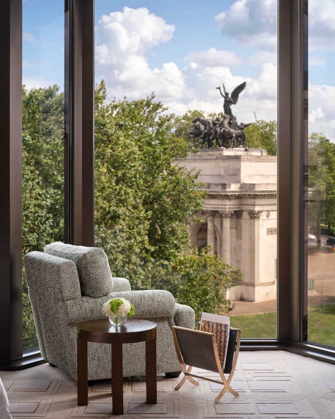 The Peninsula Hotelsのインスタグラム：「A room with a view, as spotted at @thepeninsulalondonhotel. The Wellington Arch (seen here) is one of London’s most well-known landmarks—it sits at Hyde Park Corner and features a quadriga bronze by sculptor Adrian Jones.」