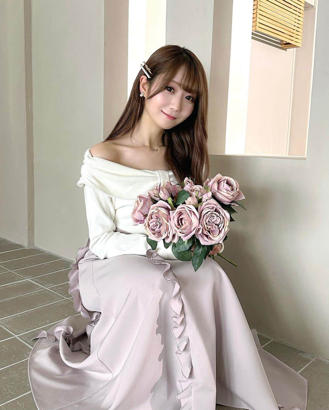 大谷映美里のインスタグラム：「お知らせ☺️💕💕 来月11/8(水)〜11/12(日)にルミネエスト新宿にて Rosé Muse pop up storeの開催が決定致しました☃️  3回目の開催〜〜！！！！😿🎉 みなさんのお陰でまたこのような機会をいただけました！ 心から、ありがとうございます⸝⸝⸝♡  冬の新作や先行販売、完売している商品の再販、 今回は冬にぴったりなノベルティもご用意しています🤭🤍 アウターも実際に見ていただけますよ〜❕💓 ユニセックスアイテムもあります👧🏻👦🏻✨✨  ぜひ足を運んでいただけると嬉しいです🤤💖 詳細はまたお知らせするね🫶🏻 冬のRosé Museもとっても可愛いのでぜひ期待していて下さいね❄️🎀 #RoseMuse」