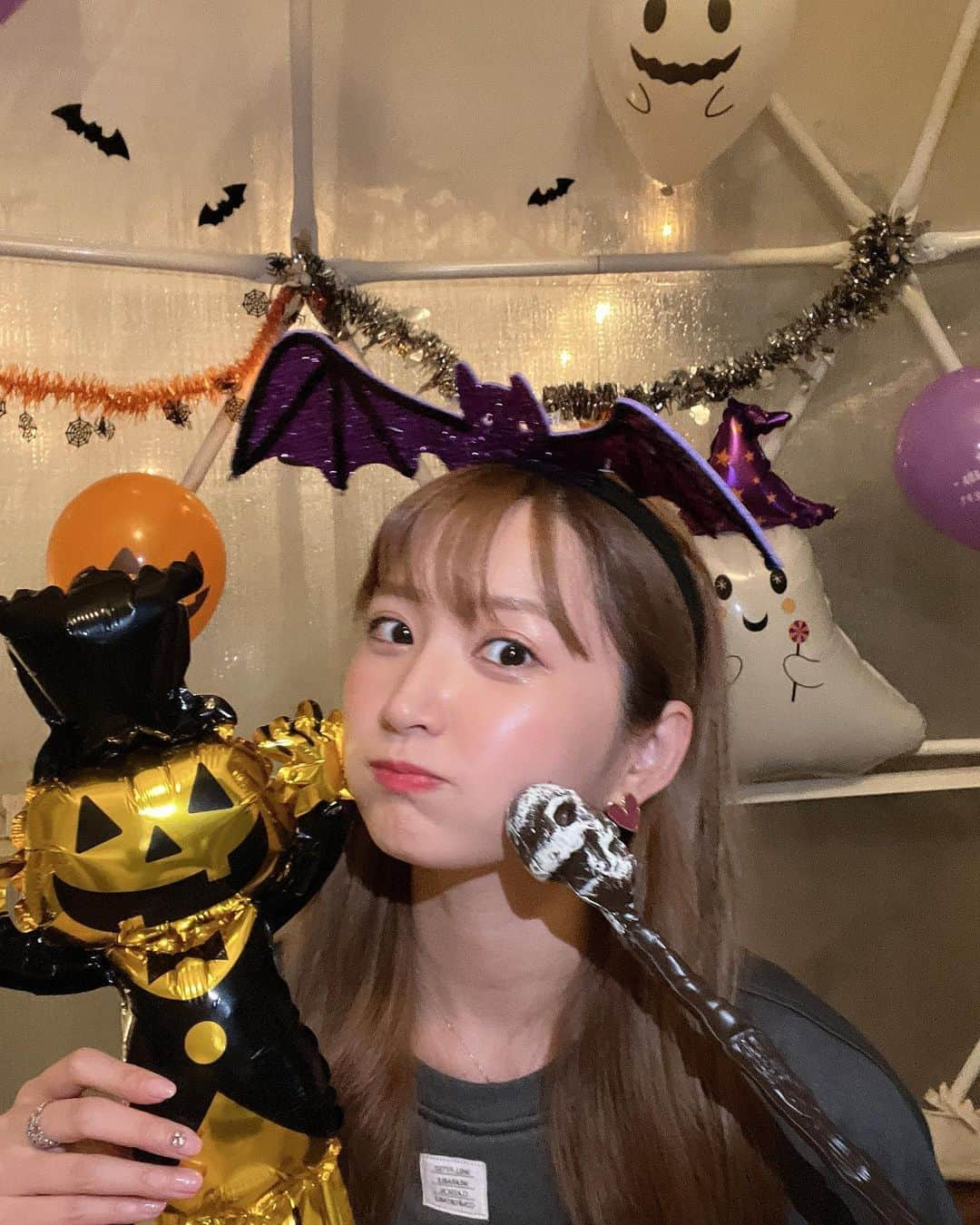 宮崎華帆さんのインスタグラム写真 - (宮崎華帆Instagram)「_ グランピングに100均でそろえたハロウィン飾り付けしてハロウィンパーティー🎃  かすみがサプライズでケーキを😭🎂 誕生日てうれしいなああああ♡  トリックアトリート🎃🌙👻🌟」10月9日 22時34分 - seto09nami