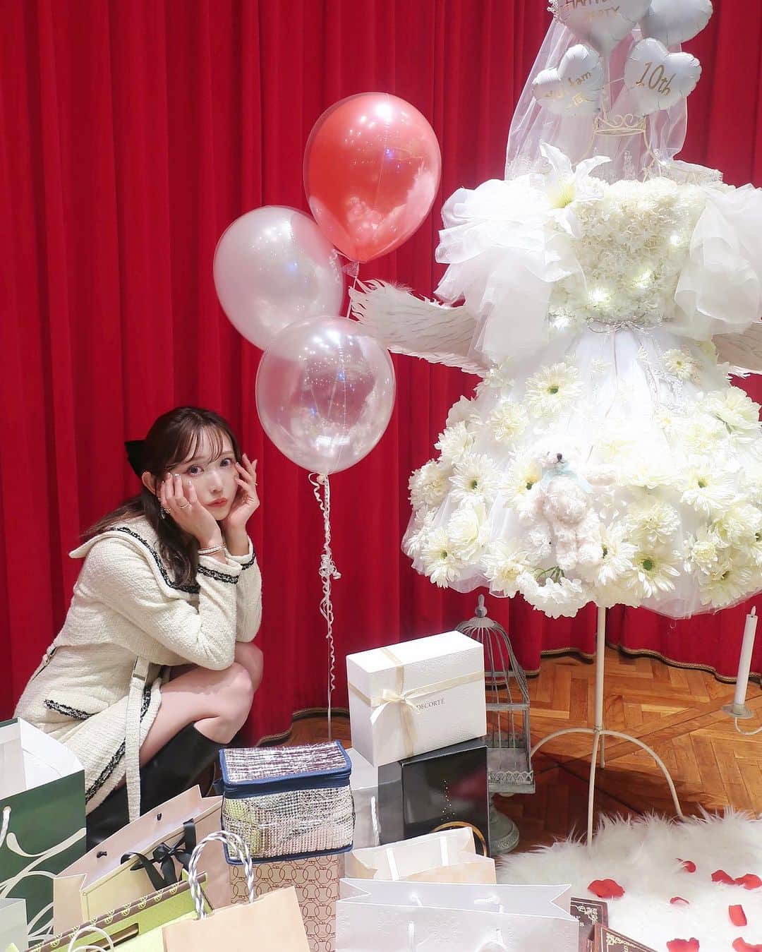 菅野結以さんのインスタグラム写真 - (菅野結以Instagram)「生誕祭 × fam感謝祭、完 🥂 ⁡ 日本全国から一堂に介した結以famのパワーは 今年もすごかった ⁡ 持ち帰れるわけない量の手紙もプレゼントも 会場ついたら届いてたサプライズモニュメントも 来れなかったfamのきもちを届けるための寄せ書きたちも ⁡ すべて人生のお守りすぎるよ ⁡ いつだってみんなに胸張ってあえるじぶんでいるために 日々をやってます 見つけてくれてほんとうにありがとう ⁡ この上ない誇りで自慢だよ ひとり残らずあいしてる！🧡 ⁡ ⁡ @crayme_official のnew collectionお披露目もして みんなの歓声にほっとしたり ミラクル流れだった結以通クイズや 生きる姿勢をととのえるお悩み相談でまた深まり ⁡ あとオフィシャルグッズ アクキーが予想外に瞬殺で 買えなかったひと多すぎたので 近々サロンで追加生産＆発売決定🤍続報をお待ちあれ #菅野結以生誕祭2023 #fam感謝祭」10月9日 22時28分 - yui_kanno