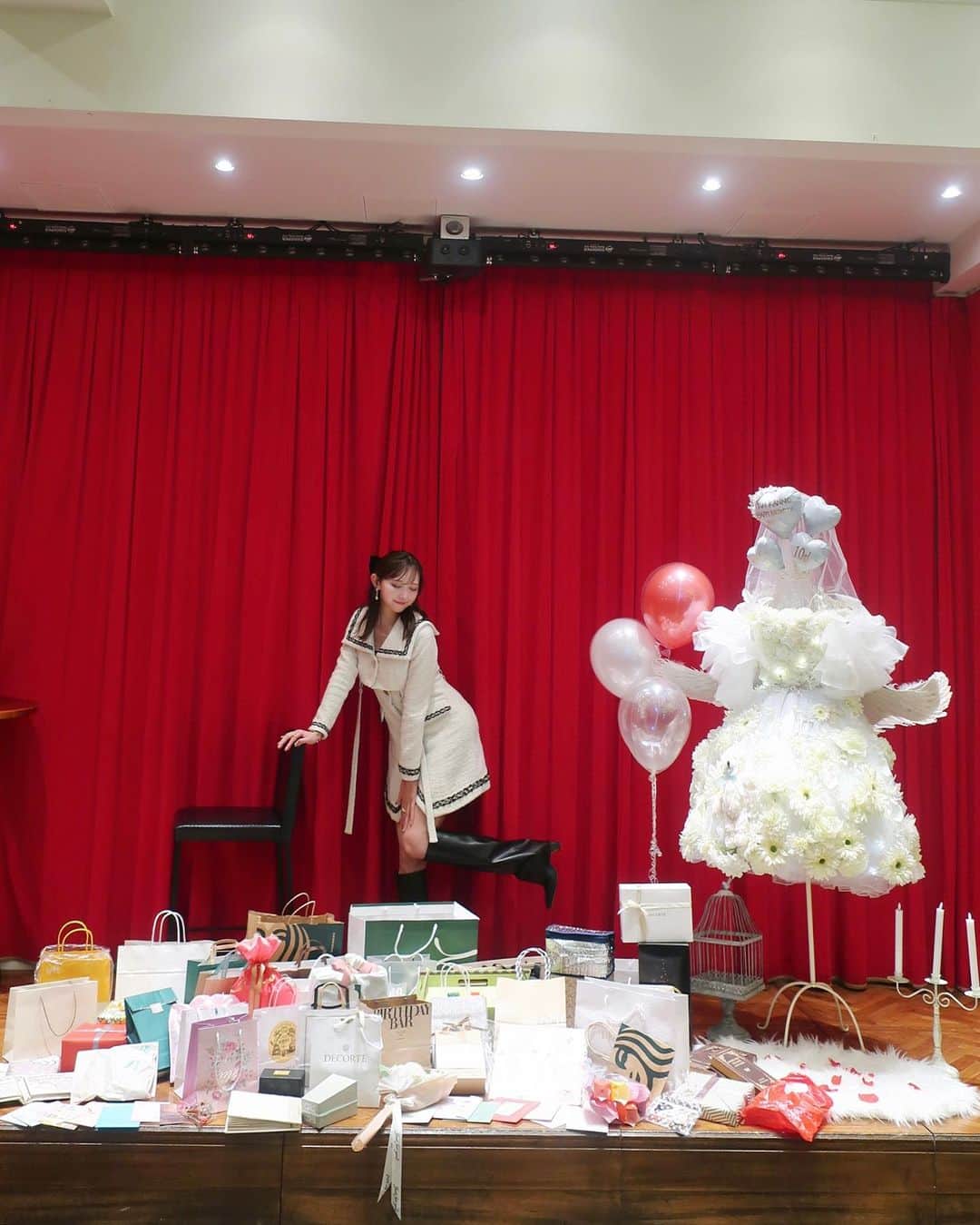 菅野結以さんのインスタグラム写真 - (菅野結以Instagram)「生誕祭 × fam感謝祭、完 🥂 ⁡ 日本全国から一堂に介した結以famのパワーは 今年もすごかった ⁡ 持ち帰れるわけない量の手紙もプレゼントも 会場ついたら届いてたサプライズモニュメントも 来れなかったfamのきもちを届けるための寄せ書きたちも ⁡ すべて人生のお守りすぎるよ ⁡ いつだってみんなに胸張ってあえるじぶんでいるために 日々をやってます 見つけてくれてほんとうにありがとう ⁡ この上ない誇りで自慢だよ ひとり残らずあいしてる！🧡 ⁡ ⁡ @crayme_official のnew collectionお披露目もして みんなの歓声にほっとしたり ミラクル流れだった結以通クイズや 生きる姿勢をととのえるお悩み相談でまた深まり ⁡ あとオフィシャルグッズ アクキーが予想外に瞬殺で 買えなかったひと多すぎたので 近々サロンで追加生産＆発売決定🤍続報をお待ちあれ #菅野結以生誕祭2023 #fam感謝祭」10月9日 22時28分 - yui_kanno