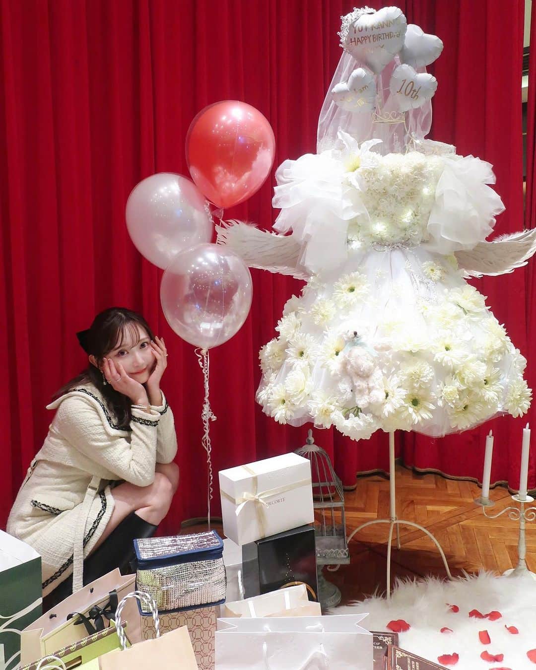 菅野結以さんのインスタグラム写真 - (菅野結以Instagram)「生誕祭 × fam感謝祭、完 🥂 ⁡ 日本全国から一堂に介した結以famのパワーは 今年もすごかった ⁡ 持ち帰れるわけない量の手紙もプレゼントも 会場ついたら届いてたサプライズモニュメントも 来れなかったfamのきもちを届けるための寄せ書きたちも ⁡ すべて人生のお守りすぎるよ ⁡ いつだってみんなに胸張ってあえるじぶんでいるために 日々をやってます 見つけてくれてほんとうにありがとう ⁡ この上ない誇りで自慢だよ ひとり残らずあいしてる！🧡 ⁡ ⁡ @crayme_official のnew collectionお披露目もして みんなの歓声にほっとしたり ミラクル流れだった結以通クイズや 生きる姿勢をととのえるお悩み相談でまた深まり ⁡ あとオフィシャルグッズ アクキーが予想外に瞬殺で 買えなかったひと多すぎたので 近々サロンで追加生産＆発売決定🤍続報をお待ちあれ #菅野結以生誕祭2023 #fam感謝祭」10月9日 22時28分 - yui_kanno