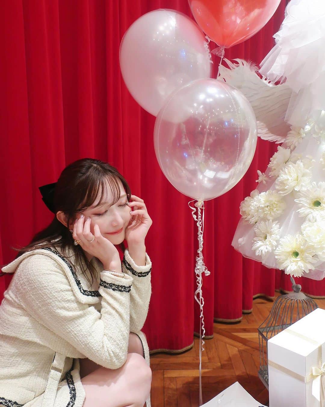 菅野結以さんのインスタグラム写真 - (菅野結以Instagram)「生誕祭 × fam感謝祭、完 🥂 ⁡ 日本全国から一堂に介した結以famのパワーは 今年もすごかった ⁡ 持ち帰れるわけない量の手紙もプレゼントも 会場ついたら届いてたサプライズモニュメントも 来れなかったfamのきもちを届けるための寄せ書きたちも ⁡ すべて人生のお守りすぎるよ ⁡ いつだってみんなに胸張ってあえるじぶんでいるために 日々をやってます 見つけてくれてほんとうにありがとう ⁡ この上ない誇りで自慢だよ ひとり残らずあいしてる！🧡 ⁡ ⁡ @crayme_official のnew collectionお披露目もして みんなの歓声にほっとしたり ミラクル流れだった結以通クイズや 生きる姿勢をととのえるお悩み相談でまた深まり ⁡ あとオフィシャルグッズ アクキーが予想外に瞬殺で 買えなかったひと多すぎたので 近々サロンで追加生産＆発売決定🤍続報をお待ちあれ #菅野結以生誕祭2023 #fam感謝祭」10月9日 22時28分 - yui_kanno