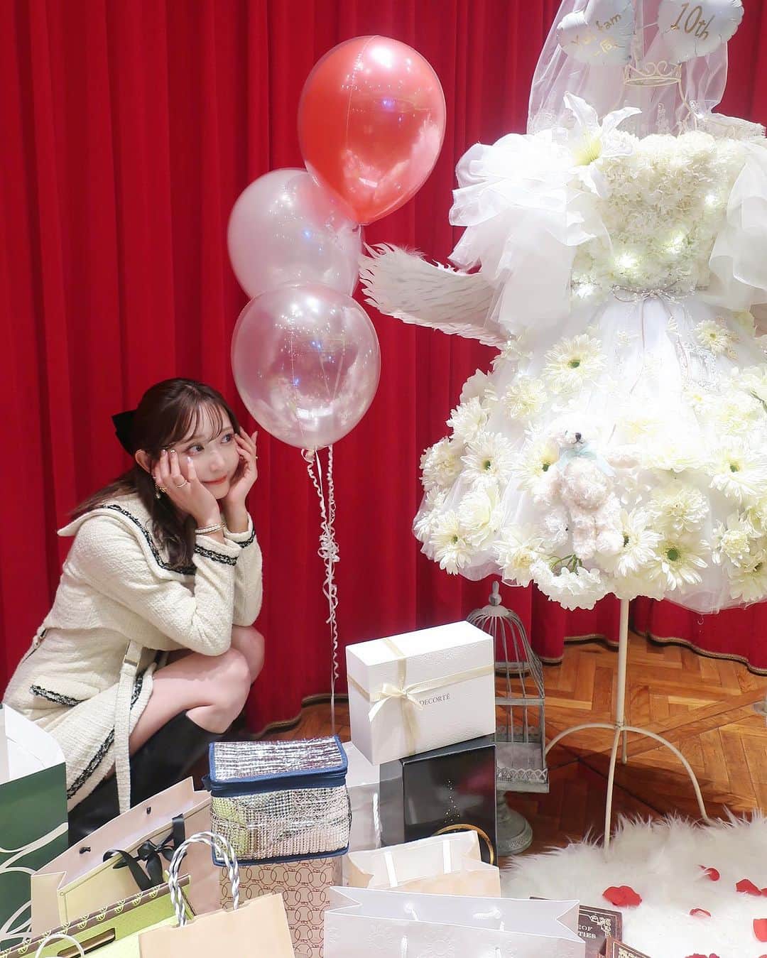 のインスタグラム：「生誕祭 × fam感謝祭、完 🥂 ⁡ 日本全国から一堂に介した結以famのパワーは 今年もすごかった ⁡ 持ち帰れるわけない量の手紙もプレゼントも 会場ついたら届いてたサプライズモニュメントも 来れなかったfamのきもちを届けるための寄せ書きたちも ⁡ すべて人生のお守りすぎるよ ⁡ いつだってみんなに胸張ってあえるじぶんでいるために 日々をやってます 見つけてくれてほんとうにありがとう ⁡ この上ない誇りで自慢だよ ひとり残らずあいしてる！🧡 ⁡ ⁡ @crayme_official のnew collectionお披露目もして みんなの歓声にほっとしたり ミラクル流れだった結以通クイズや 生きる姿勢をととのえるお悩み相談でまた深まり ⁡ あとオフィシャルグッズ アクキーが予想外に瞬殺で 買えなかったひと多すぎたので 近々サロンで追加生産＆発売決定🤍続報をお待ちあれ #菅野結以生誕祭2023 #fam感謝祭」