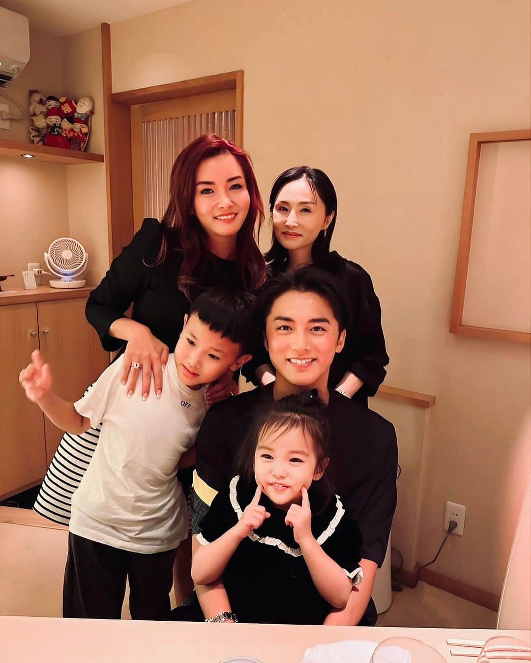 久永輝明のインスタグラム：「自分の誕生日の感じ方、価値観が少しずつ変わってきました。 これまで自分に向いていた視野が、少し変化してきたのかな。 それは余裕とかじゃなくて、自分に対して遠くから見下ろせる俯瞰の感覚なのかも。 ある意味、わがままな表現かもやけど、「大事な人を幸せにしたい」が今は幸せを感じる一番の表現になってきたかも。 あまり、口にすることではないんだけど、やっぱり妻の @ayano_fukuoji はいつも俺や家族のことを一番に考えてくれているんだと、改めてこの節目に感じ、感謝の気持ちが溢れました。いつも本当にありがとうね。 正直wまた来年はどんな気持ちかわからないけど、自分でも幸せな気持ちを残すことで、来年の誕生日にむけてがんばります😆👍  今は世界中で沢山の災難が起こっていますが、みんなに幸せがありますように。 そして沢山のお祝いのメッセージをもらえる俺は幸せものです！！！ 今後もよろしくお願いします🙇🙏❤️」