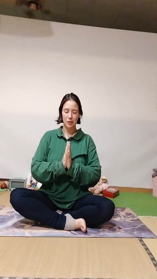 のインスタグラム：「胸だけじゃなくて 背中も開きたいんだけど イントラクション忘れがち。  良く眠れますように。  太陽礼拝もそろそろやりたいね。  017/100  #100日チャレンジ #ヨガ #YOGA #呼吸」