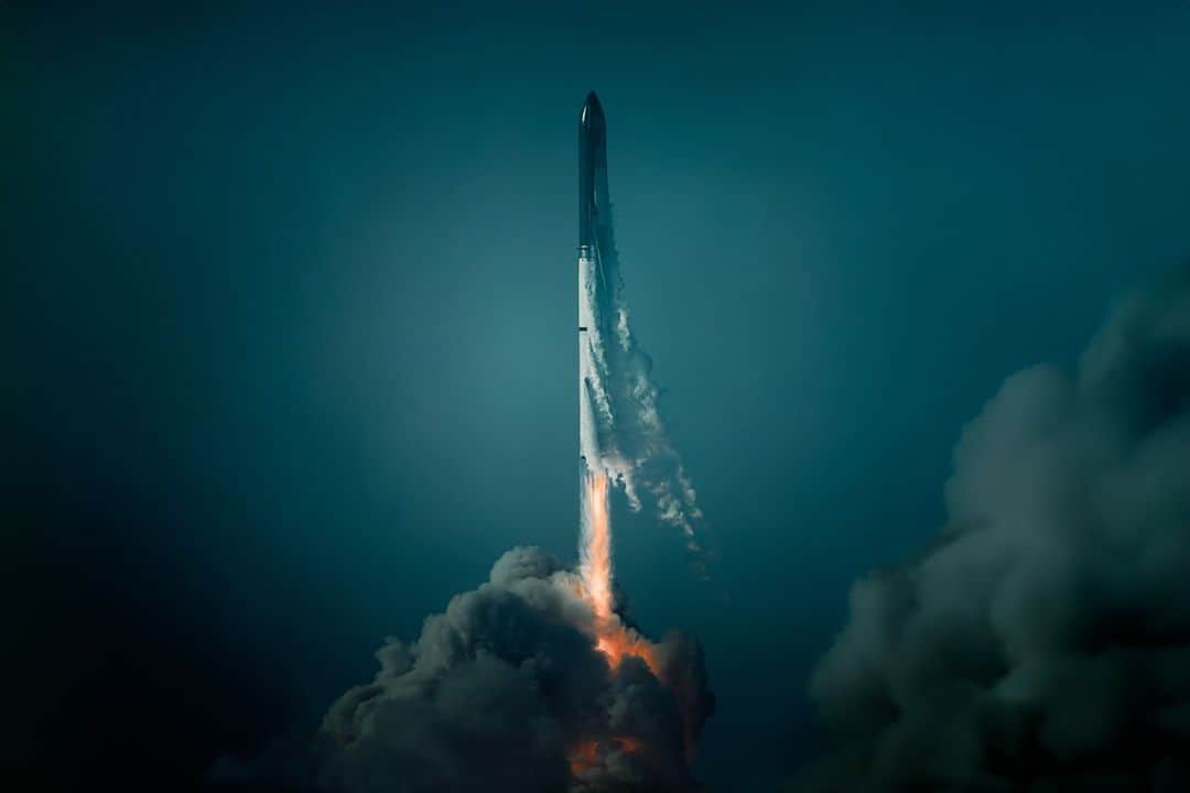 ナショナルジオグラフィックのインスタグラム：「Photos by @danwintersphoto | As part of a multiyear project for National Geographic, I've been documenting NASA’s Artemis program. The mission, which will land astronauts on the moon by 2025, involves the development of cutting-edge technology.   These photos capture the Artemis I phase, in which an uncrewed mission tested the newly built SLS rocket and the Orion capsule. Artemis II will most likely launch in 2024, carrying a crew into orbit around the moon. After that, Artemis III will land on the lunar surface. Learn more at the link in bio.    In these images:  Boca Chica, Texas, April 2023. As the SpaceX Starship—the tallest rocket ever launched—cleared the pad and roared into the sky, it passed through a key moment of heavy mechanical stress. The Super Heavy first-stage booster was meant to separate from the spacecraft.  Instead, it began flipping and was exploded by SpaceX for safety reasons.  At the San Francisco Volcanic Field located north of Flagstaff, Arizona, the pressurized NASA lunar rover sits above an extinct volcanic crater in the desert. It's equipped with sleeping accommodations as well as sanitation and sustenance.   Seen at Johnson Space Center in Houston, NASA astronaut and engineer Christina Koch holds the record for longest continuous space flight by a woman. She's a member of the four-person Artemis II crew set to launch in 2024 on a mission that will circle the moon.  On November 16, 2022, Artemis I, the most powerful rocket ever built, successfully launched from the Kennedy Space Center in Cape Canaveral, Florida. The mission sought to ensure that all systems, including life support, functioned properly and that the craft was able to make the return to Earth successfully.  Campos, a flight test dummy, was the sole occupant of the first Artemis mission. The mannequin (also dubbed moonikin) named after NASA engineer Arturo Campos was fitted with sensors that gathered valuable data during its 25-day mission.   #WorldSpaceWeek」