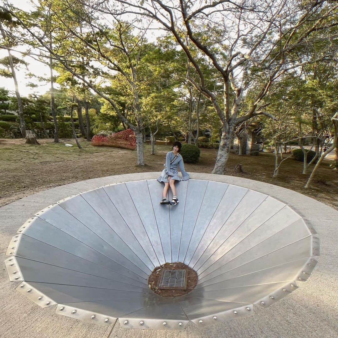 渡辺菜月のインスタグラム：「. 蟻地獄のフチ子さん🐜 . . 小さい頃、ときわ公園でよく遊んでた 思い出の場所。  今思えば彫刻に触れて遊べるのって貴重な体験よね。 「花と緑と彫刻のまち」宇部市ならではだね☺️  #山口県 #宇部市 #ときわ公園 #緑と花と彫刻のまち  #山口観光 #彫刻 #蟻地獄」