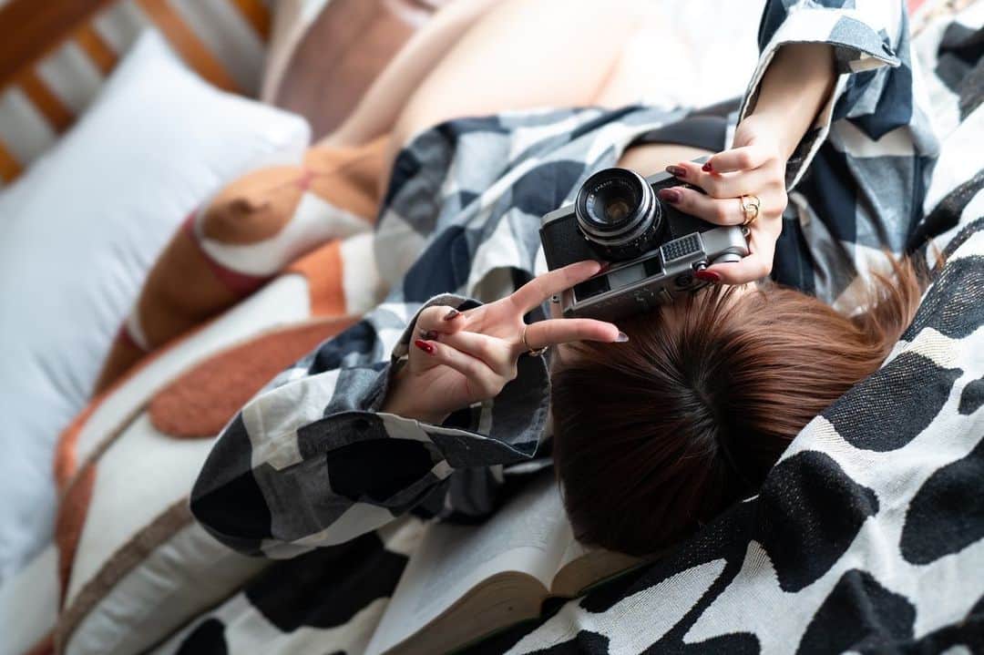 白波瀬ミキティ。さんのインスタグラム写真 - (白波瀬ミキティ。Instagram)「カメラ女子な彼女とか、どうですか？💓  #カメラ女子 #グラビア #uniqloコーデ #ポートレート」10月9日 22時37分 - mikity_me