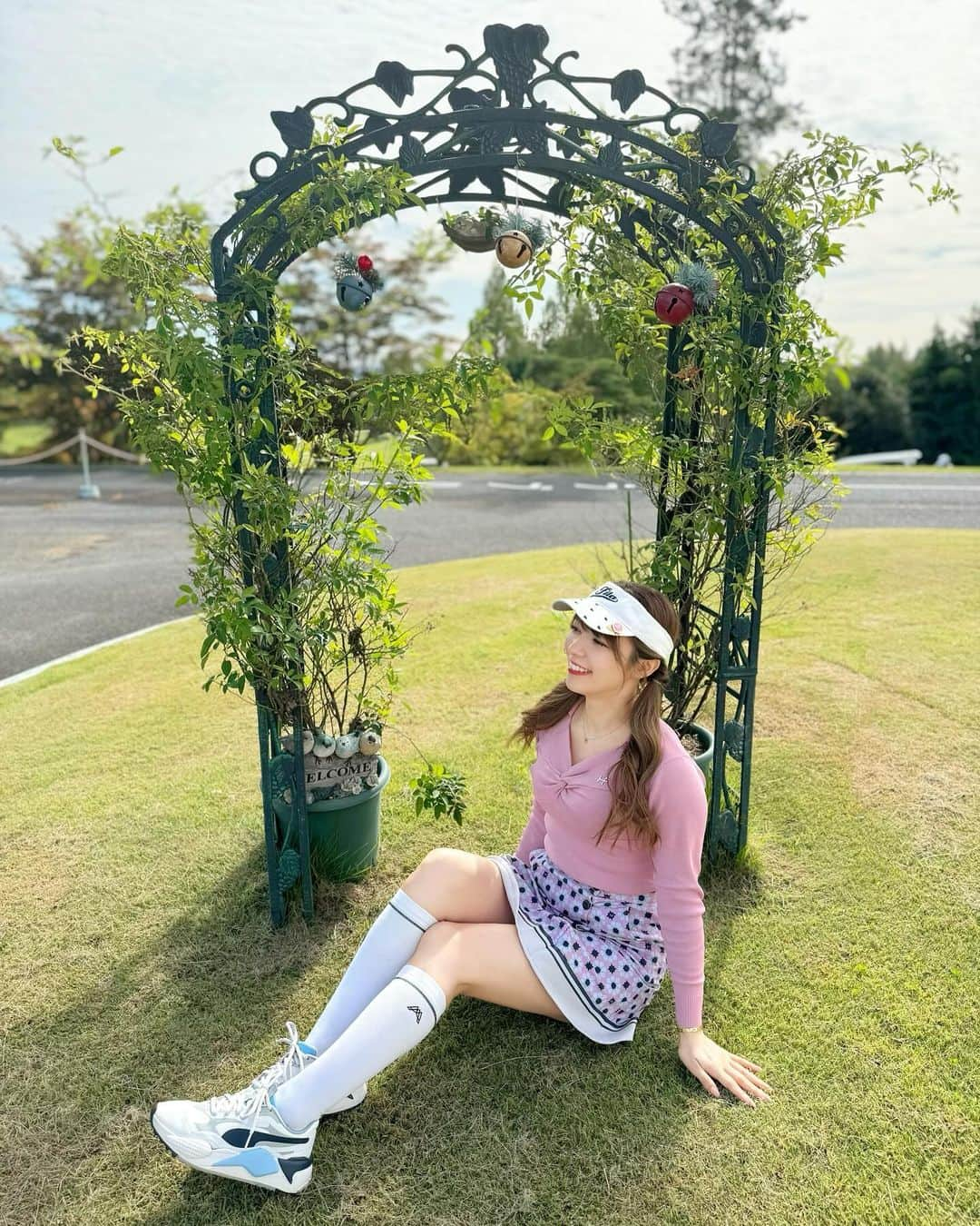 岩根沙恵子?さえみるのインスタグラム：「🍂 昨日のスクランブルコンペ⛳️ インスタグラマーとして参加しました♡ with しーちゃん🌼 @shiori__golf  📍那須小川ゴルフクラブ  入り口にあった「どこでもドア」などの 映えスポットで朝からワイワイ♡  打ち合わせなしで しーちゃんとピンクコーデ🩷😉  那須小川クラブは 女子のトーナメントも開催されるコースで アップダウンがあって楽しかった🤣 ラフはなかなか難しくて グリーンにのらず苦戦した出たなあ😗 グリーン9feetとあったけど おそらく9.5はあったと思う🤭！  何より18H笑いすぎて疲れた🤣 スクランブルって戦略必要なのかな？ 今度またこのルールでやってみたいなあ🎖️  後半はゴルフバッグを送ってしまったから レンタルクラブ(Lシャフト)で苦戦😂  あとね！ ランチが最高！食べ飲み放題🥹 生ビールもありましたよー🤣 メインをオーダーするだけで あとはビュッフェ形式なんです👏 ご飯やおうどん、サラダやカレーなど！ なんとアイスもありました😳 フォカッチャも美味しかった🤤！  素敵なゴルフ場だったから またラウンドへ行きたいなあ😍  今回は3週間以上ぶりのゴルフだからかな？ お尻が筋肉痛です😍🍑  表彰式の前に！ 参加者の程島さんより ネーム入り 手作りコースターの プレゼントを頂きました🥹 みんなでお揃い！🥳うれしい♡  参加してくださったみなさま、 ありがとうございました☺️  ゴルフウェアは上下とも、 healcreakにしたよ☺️♡ シンプルなウェアが多いイメージだけど ラブリーなのもあるから是非チェックしてね🥰 @healcreek_official  #PR #スクランブル #コンペ #ゴルフ女子コーデ #自撮り女子 #女子ゴルフ #골프웨어 #골프 #골프여자 #골프스윙 #골프스타그램 #reginagolf #ごるすたぐらむ  #골프패션 #ゴルフ動画 #スイング動画  #ハイソ #ハイソックスコーデ #むちむちボディ #ヘルシーボディ #golfswing」