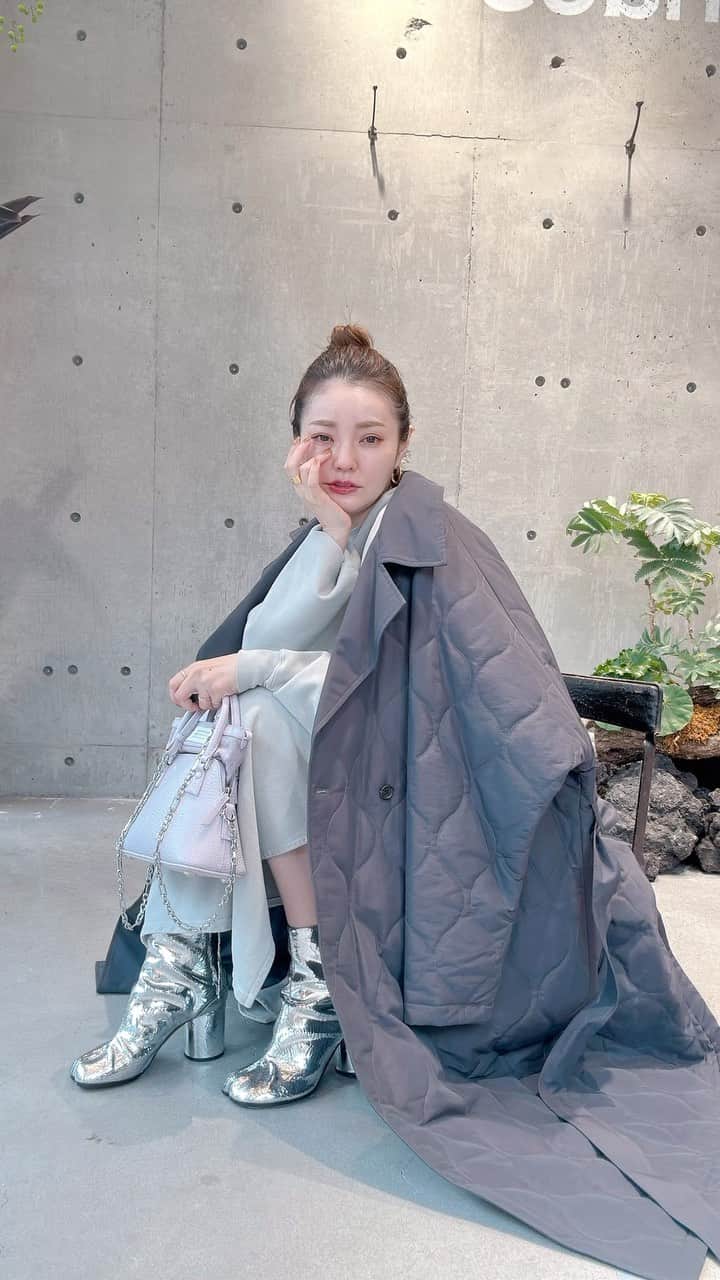 藤井明子のインスタグラム：「Chaos新宿NEWoMan店のリニューアルオープンでイベントに出させていただくことになりました！！10月17日の17:30から2時間、店頭に立たせていただきます♡ 前日16日の20:30からはインスタLIVEも予定されていて、ななななんと藤子クーポンも出して貰えることになったのでみんな楽しみにしてね！！カオス全店舗、.stオンラインストアで使えるものですの。クーポンの詳細は16日のLIVEでお知らせします( ´ ▽ ` )  そんなこんなで、新宿でお買い物できるものを散りばめつつお気に入りコーデのリールを作ったから是非とも見てね！  出てくるコーデの順番に商品詳細を書いておきまする♡  コーデ① ウールボアブルゾン（アズキバー）89,100円 ※10/17店頭発売開始 マルセルリブタートルネックプルオーバー（パープル）23,100円 ブララータフタキャミワンピ（グレー）36,300円  コーデ② VACHEMENT キルトテーラー(チャコール) 70,400円 ※カオス新宿/.stオンラインストア限定カラー レミレリーフ別注ウラケワンピベージュ（ベージュ）28,600円 ※カオス新宿/.st限定  コーデ③ レミレリーフダウンベスト（モカ）53,680円 ※10/17店頭発売開始 ペリシアモールニットプルオーバー（ベージュ）31,900円 レニーリバースカート（アイボリー）27,500円  コーデ④ スーペリボースフードコート（ピンクアイボリー)93,500円 マヌエラベルト（スノードロップ0 ）23,100円 レミレリーフ別注ウラケワンピース（ブラック）28,600円 ※カオス新宿/.stオンラインストア限定  最後の動画2つの藤子一推しワンピ ※カオス新宿/.stオンラインストア限定 レミレリーフ別注ウラケワンピース（ブラック）28,600円 レミレリーフ別注ウラケワンピース（ベージュ）28,600円  #最後の方にぬりかべの真似をしています #ぬりかべ #chaos#カオス #コーデ#コーディネート #貴族の服#貴族の小物 #この中からどれ買おうかな #ワンピは絶対買う #セブチをつけたのに音楽が消えた #かなしみ」