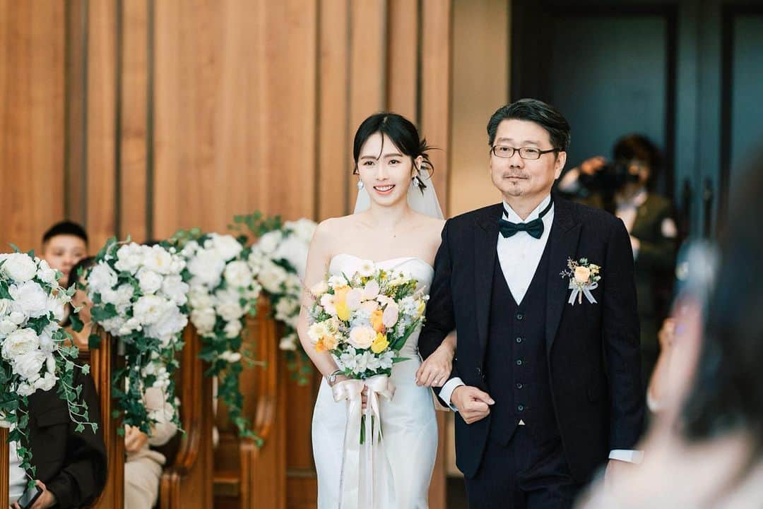 Dewi Chienのインスタグラム：「⛪️證婚  幾年前，簡爸身體不太好的時候曾經跟我說，這輩子最遺憾就是沒能牽女兒的手步入禮堂，終於⋯在幾年後的現在完成了，還瞬間成為兩個乖孫的最潮阿公。  準備上場前簡爸很緊張，一直說等下就小聲喊1212慢慢走⋯當大門開啟時，很順利的走到新郎面前把我的手緩緩交給了他，然後笑著說：「來～演～我們繼續演！」🤣以為可能很感人的橋段直接原地笑歪，但這也就是我最愛的簡爸style❤️  💎 @bulgari  💐 @sussflora  👰🏻‍♀️ @artizstudio.tw  🤵🏻 @vandome_suit  📷 @thestagephotography @nickchangphotography   #大衛婚禮紀錄 #帶你們一起用照片影片參與婚禮過程」