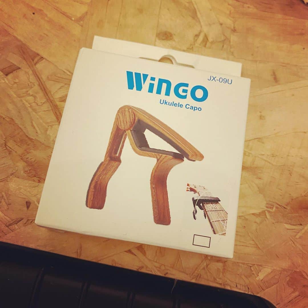 わたなべだいすけのインスタグラム：「2023.10.9  ウクレレ用のカポタスト買った！ かわいい！  #wingo」