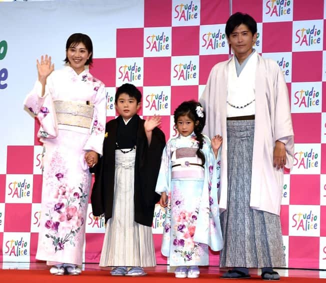 のインスタグラム：「10月9日スポーツの日の本日は家族でスタジオアリスキッズファッションショー＆夫婦でのトークショーに出演させて頂きました😂🥰🙏 七五三も近いということで家族みんなで和装を着させて頂きました🥰❤️ 緊張しまくってた子供達もなんとかランウェイを歩き頑張ってくれて一安心でありました😂 写真4枚目からはこのイベントに先駆けて実際にスタジオアリスで撮影したものです☺️ 衣装もたくさんあって選ぶのも楽しかったし、何より撮影もスピーディーかつ素敵に撮って頂き思い出深い一枚となりました💓 写真は家族の財産ですね🥹😊 イベントも含めありがとうございました🥰 そしてご来場いただいた皆さんありがとうございました😍  #スタジオアリス #撮影 #キッズファッションショー #家族 #トークショー #七五三」