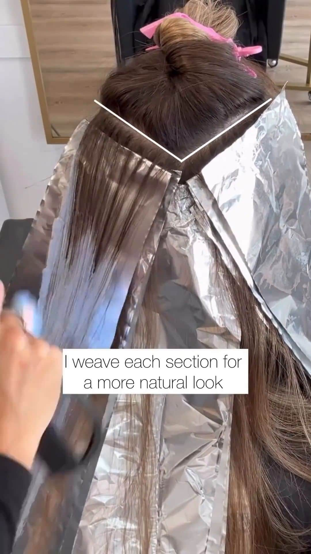 CosmoProf Beautyのインスタグラム：「Nail The Back Placement for Foilayage Sectioning with @TaylorDidMyHair  1. Working up the head, start with a horizontal section at the nape. Paint the lightener in a 'V' pattern, keeping the lightener towards the face for a natural blend.  2. Take a 'V' section and apply the same color technique. 3. Finish with back-to-back horizontal sections to the veil.   @TaylorDidMyHair used the @KenraProfessional formula ► Simply Blonde Blue Powder Lightener + 30vol.  Take advantage of Cosmo Prof's Buy Online, Pick Up In Store or 2-hour delivery!  #CosmoProf #KenraProfessional #Foilayage #HairEducation #BehindTheChairStylist #BlondeHairstylist」