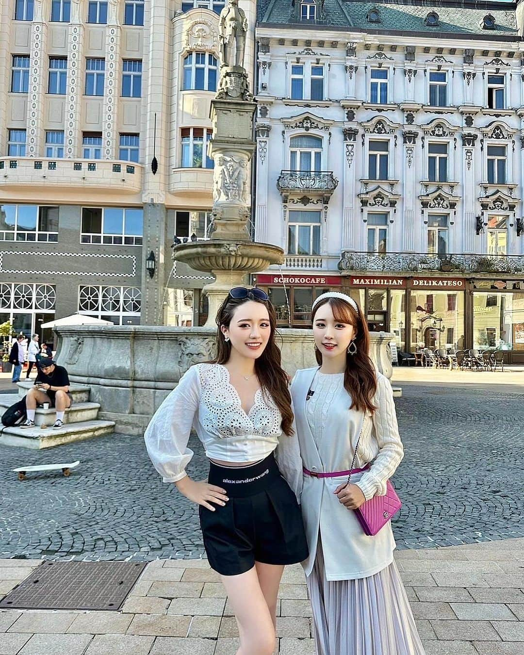 Sarraさんのインスタグラム写真 - (SarraInstagram)「📍Slovakia Bratislava🇸🇰 スロバキアの首都ブラチスラバ  ドナウ川に面した都市。 スロバキアの政治、文化、経済の中心都市で旧市街は中世ヨーロッパの面影を残しています🏰✨ . . . . #フラヴネー広場#ブラチスラバ城#チュミル像#スロバキア#ミハエル門#ブラチスラバ#ブラチスラヴァ#スロバキア旅行#スロバキアワイン#visitbratislava#nechtybratislava#slovakiatravel#slovakiagirl#cumil#bratislavskyhrad#pressburgerschloss#michaelsgate#hlavnenamestie#embassy#japaneseembassy#taiwan#taiwangirl#Slovakia#hlavnenamestie#bratislavacity#bratislavaslovakia#japanesegirl#bratislavacastle#bratislavaoldtown#bratislava🇸🇰#slovakia🇸🇰」10月9日 22時45分 - sarra31247