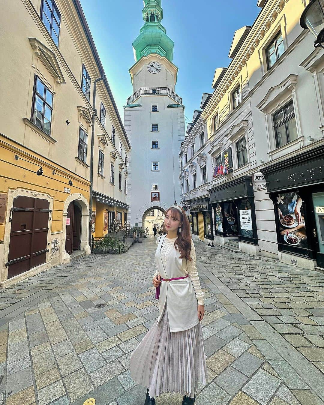 Sarraさんのインスタグラム写真 - (SarraInstagram)「📍Slovakia Bratislava🇸🇰 スロバキアの首都ブラチスラバ  ドナウ川に面した都市。 スロバキアの政治、文化、経済の中心都市で旧市街は中世ヨーロッパの面影を残しています🏰✨ . . . . #フラヴネー広場#ブラチスラバ城#チュミル像#スロバキア#ミハエル門#ブラチスラバ#ブラチスラヴァ#スロバキア旅行#スロバキアワイン#visitbratislava#nechtybratislava#slovakiatravel#slovakiagirl#cumil#bratislavskyhrad#pressburgerschloss#michaelsgate#hlavnenamestie#embassy#japaneseembassy#taiwan#taiwangirl#Slovakia#hlavnenamestie#bratislavacity#bratislavaslovakia#japanesegirl#bratislavacastle#bratislavaoldtown#bratislava🇸🇰#slovakia🇸🇰」10月9日 22時45分 - sarra31247