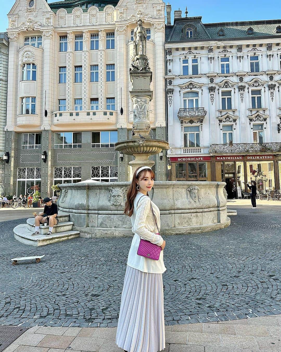 Sarraさんのインスタグラム写真 - (SarraInstagram)「📍Slovakia Bratislava🇸🇰 スロバキアの首都ブラチスラバ  ドナウ川に面した都市。 スロバキアの政治、文化、経済の中心都市で旧市街は中世ヨーロッパの面影を残しています🏰✨ . . . . #フラヴネー広場#ブラチスラバ城#チュミル像#スロバキア#ミハエル門#ブラチスラバ#ブラチスラヴァ#スロバキア旅行#スロバキアワイン#visitbratislava#nechtybratislava#slovakiatravel#slovakiagirl#cumil#bratislavskyhrad#pressburgerschloss#michaelsgate#hlavnenamestie#embassy#japaneseembassy#taiwan#taiwangirl#Slovakia#hlavnenamestie#bratislavacity#bratislavaslovakia#japanesegirl#bratislavacastle#bratislavaoldtown#bratislava🇸🇰#slovakia🇸🇰」10月9日 22時45分 - sarra31247