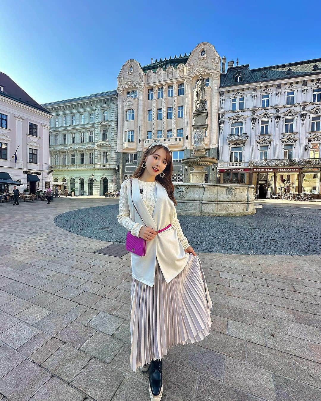 Sarraのインスタグラム：「📍Slovakia Bratislava🇸🇰 スロバキアの首都ブラチスラバ  ドナウ川に面した都市。 スロバキアの政治、文化、経済の中心都市で旧市街は中世ヨーロッパの面影を残しています🏰✨ . . . . #フラヴネー広場#ブラチスラバ城#チュミル像#スロバキア#ミハエル門#ブラチスラバ#ブラチスラヴァ#スロバキア旅行#スロバキアワイン#visitbratislava#nechtybratislava#slovakiatravel#slovakiagirl#cumil#bratislavskyhrad#pressburgerschloss#michaelsgate#hlavnenamestie#embassy#japaneseembassy#taiwan#taiwangirl#Slovakia#hlavnenamestie#bratislavacity#bratislavaslovakia#japanesegirl#bratislavacastle#bratislavaoldtown#bratislava🇸🇰#slovakia🇸🇰」