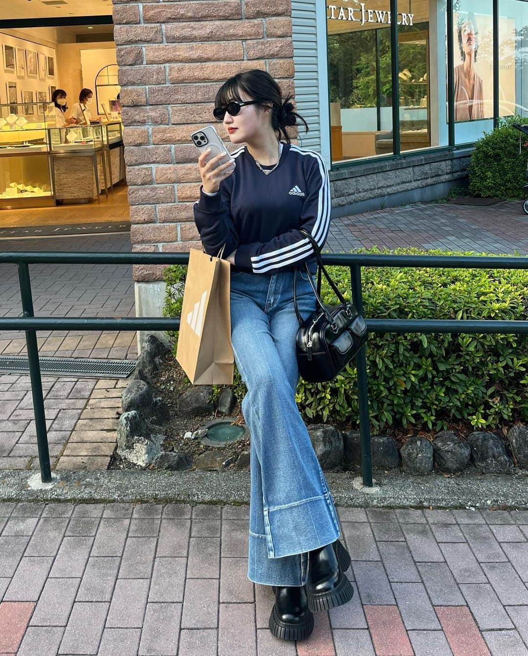 河崎みーなのインスタグラム：「. 初めて自分の運転で御殿場アウトレット行った〜🚙  さわやか食べたし、帰りにコストコも寄って幸せな1日だった🛒🖤 . . . .」