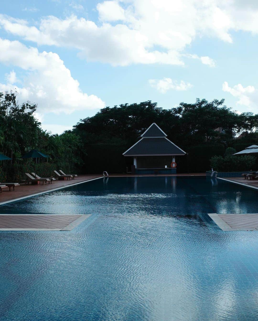 リャン・イーチェン（梁以辰）さんのインスタグラム写真 - (リャン・イーチェン（梁以辰）Instagram)「以工作之名又渡了個假🥂🏖️  因緣際會第一次來到柬埔寨金邊， 剛剛好的氣溫， 寬敞乾淨的酒店和房間， 可以肆意暢快游泳的戶外大泳池， 周到的服務、精緻的餐點。  到不同的地方感受不一樣的文化氣息， 謝謝美好的十月！  #金邊索菲特佛基拉酒店 #cambodia  （Sofitel Phnom Penh Phokeethra）」10月9日 22時49分 - yi_chan_liang