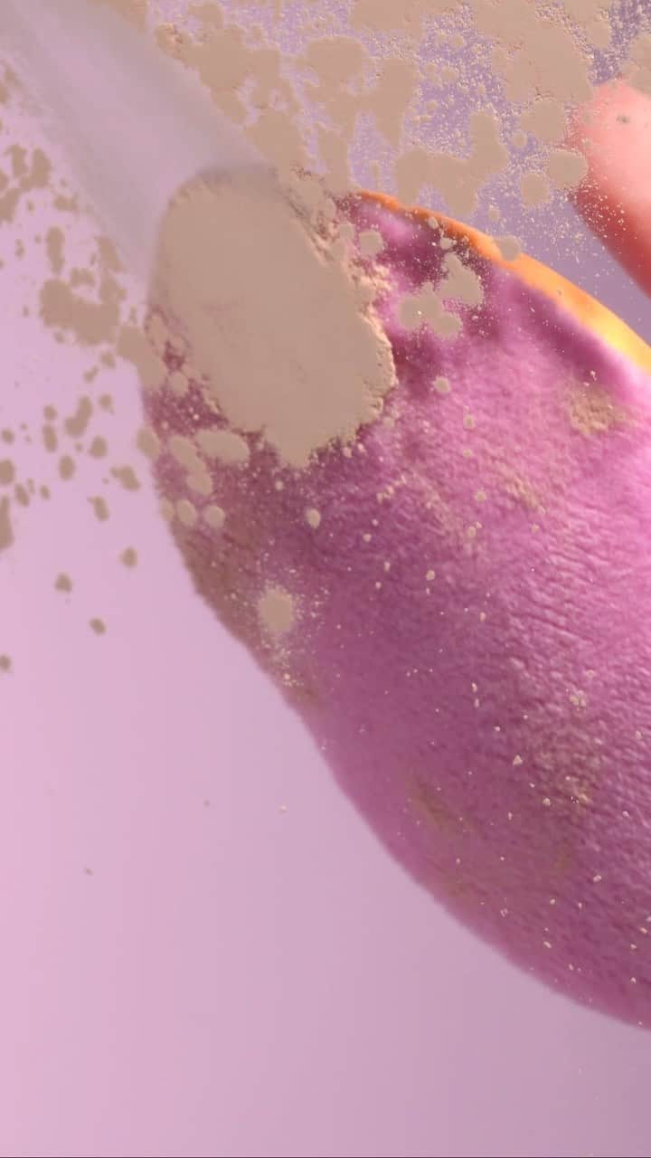 Real Techniquesのインスタグラム：「POV: you are powders getting picked up + liquids getting blended by the Miracle 2-in-1 Powder Puff 👀」