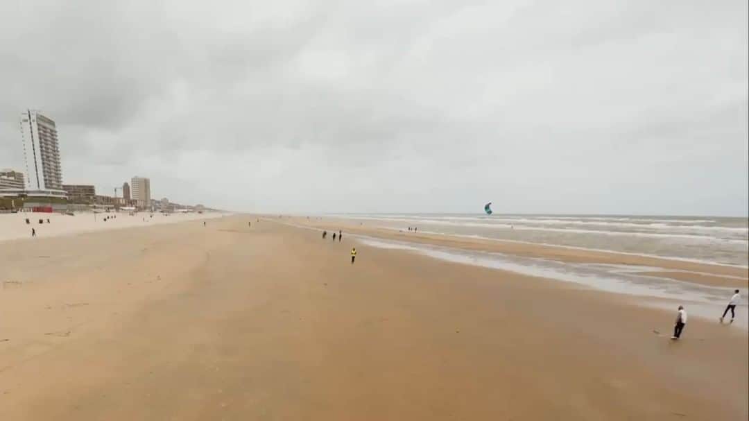 ノバルティスのインスタグラム：「To recognize World Heart Day, our Dutch team worked with beach artist @dougasam to create this impressive sand drawing of 100 hearts on Zandvoort beach.   Their focus was 100 hearts for the estimated 100 lives sadly lost to cardiovascular disease each day in the Netherlands 💔  It's time to turn the tide together on cardiovascular disease by encouraging everyone – young and old – to be aware of their heart health.  #CardiovascularDisease #CVD #WorldHeartDay #UseHeart #KnowHeart」