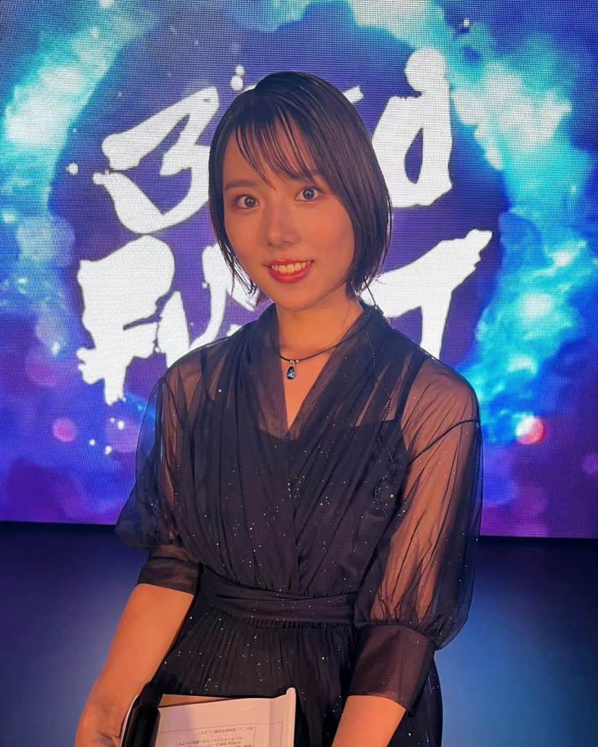 小野木里奈のインスタグラム：「_ #ABEMAボクシングチャンネル 素敵なヘアメイクと衣装を 用意していただきました💕 . 衣装のキラキラに合わせて アイメイクもキラキラしてて すごく好みでした😍 . ありがとうございました🙏 . .」